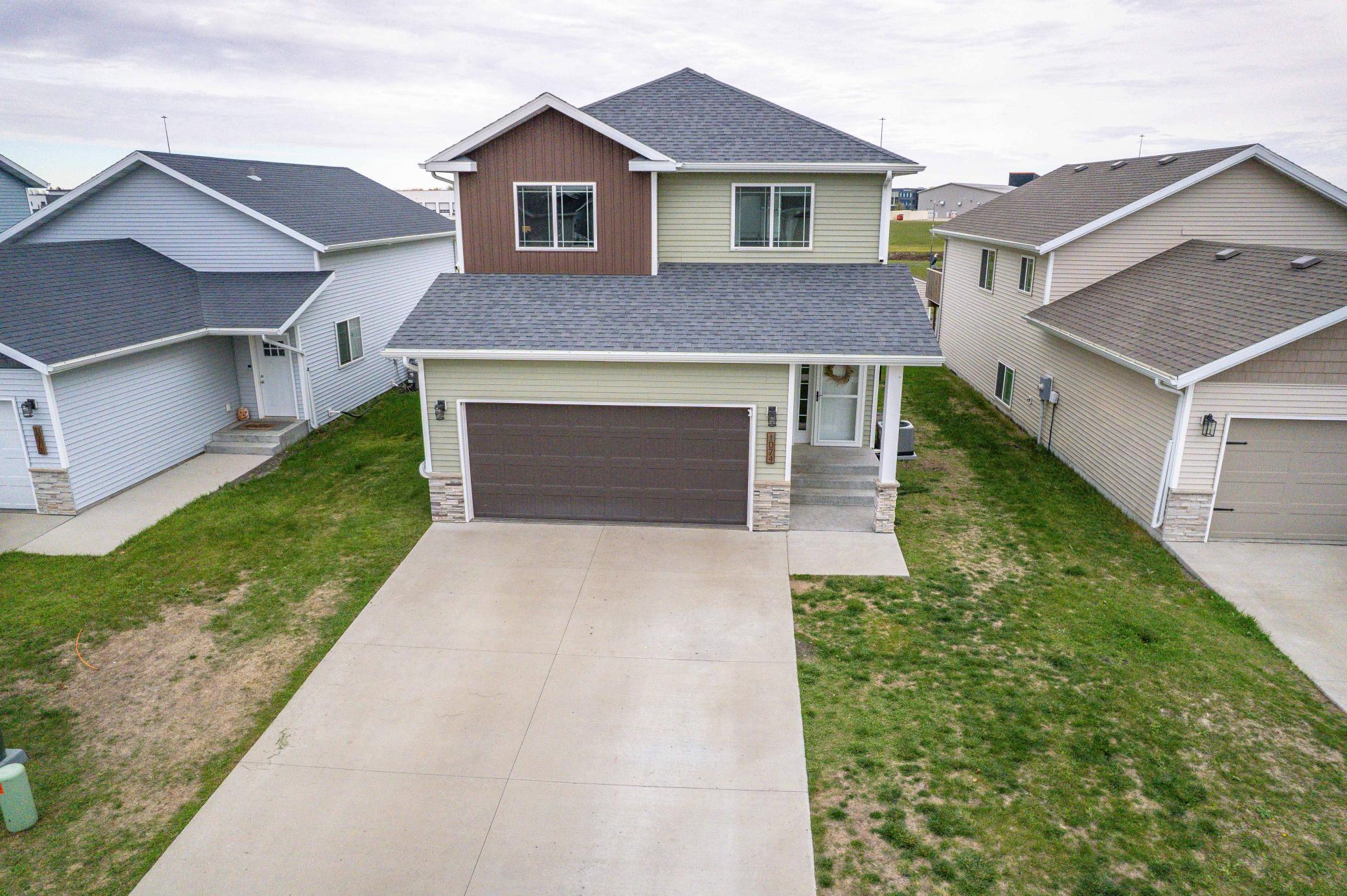 1074 Highland Lane W, West Fargo, ND