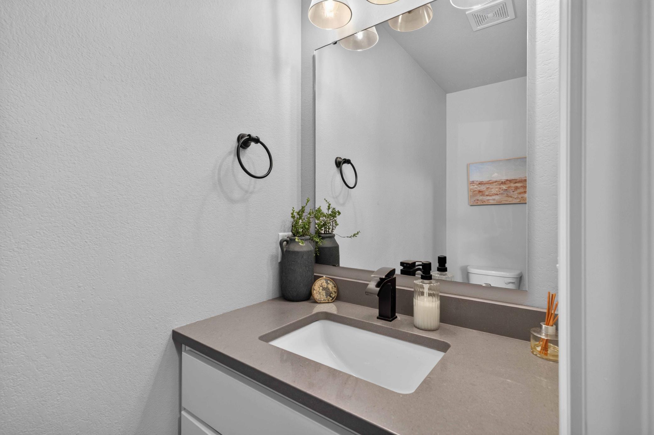 2018 single family home for sale at 1074 Highland Lane W in West Fargo, ND — 4 bed, 4 bath (photo 11 of 32)