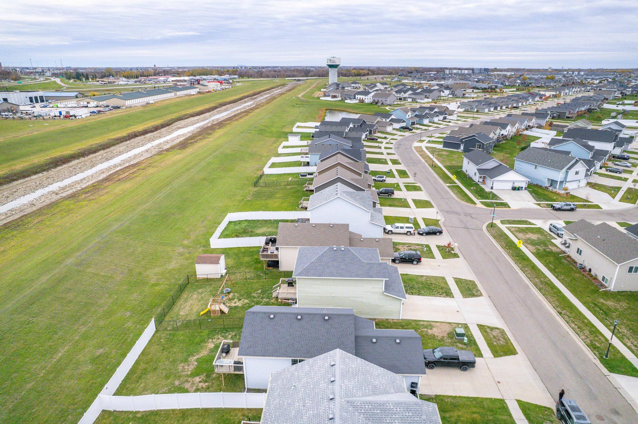 2018 single family home for sale at 1074 Highland Lane W in West Fargo, ND — 4 bed, 4 bath (photo 12 of 32)