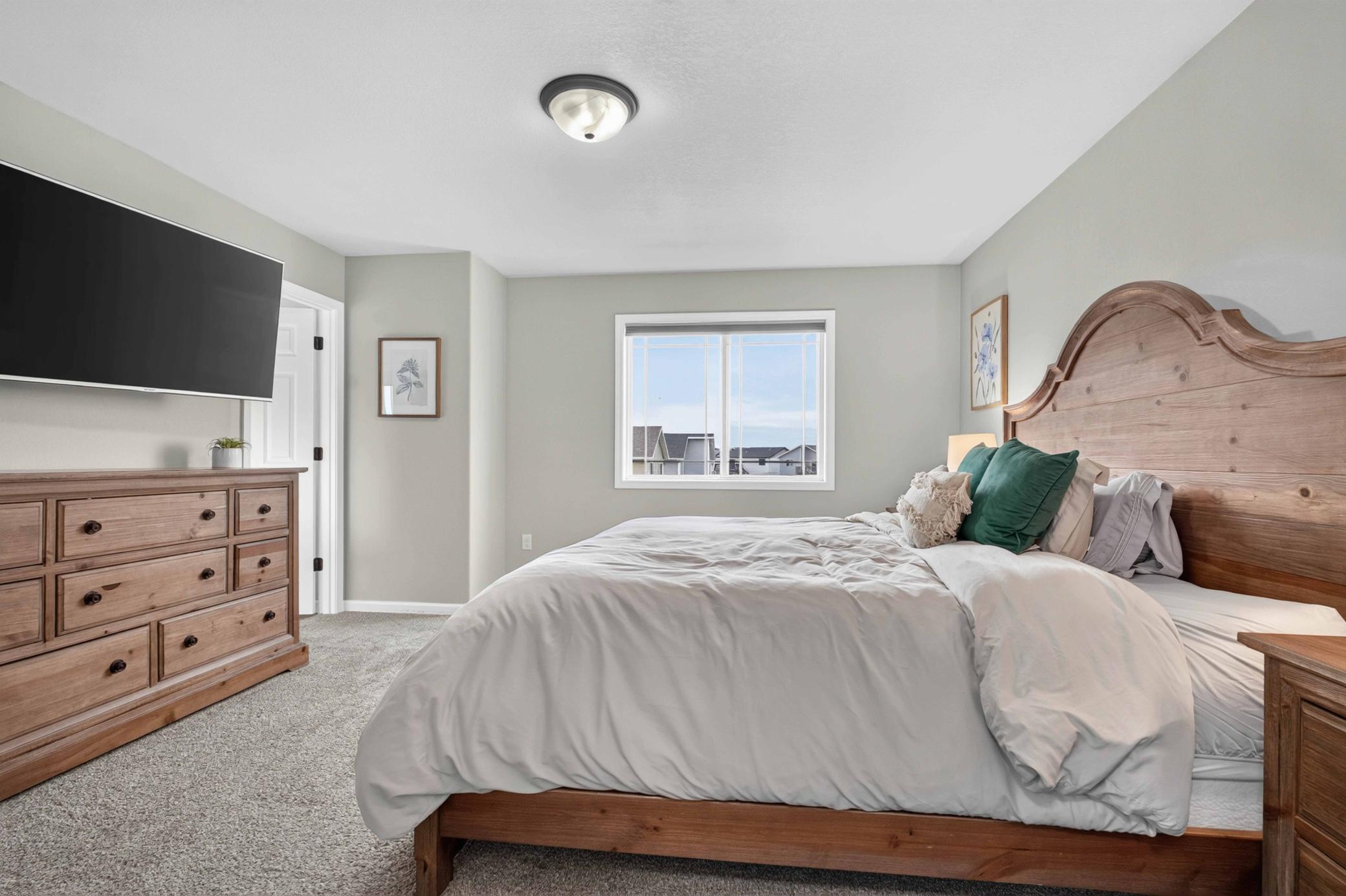 2018 single family home for sale at 1074 Highland Lane W in West Fargo, ND — 4 bed, 4 bath (photo 13 of 32)
