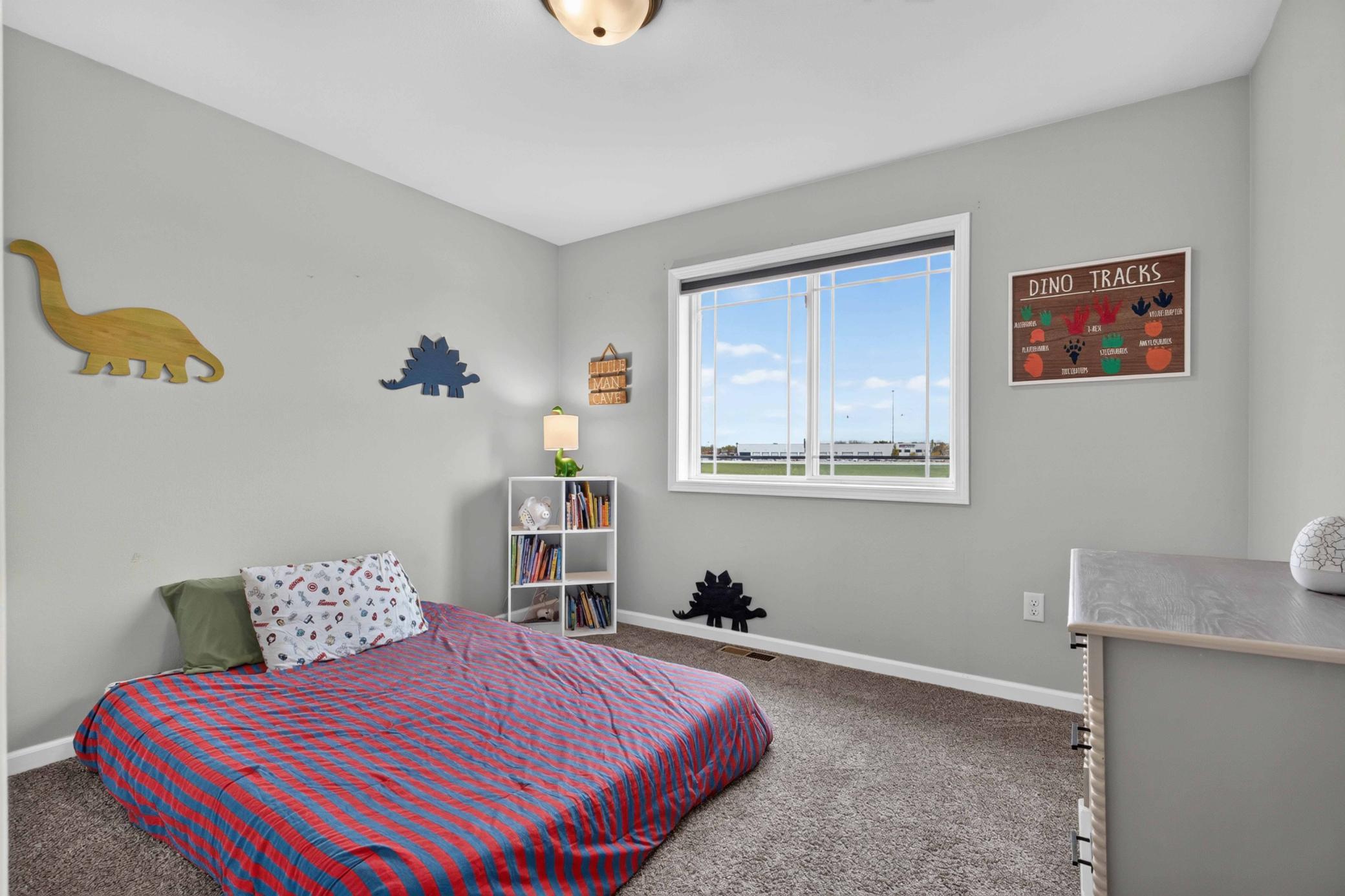 2018 single family home for sale at 1074 Highland Lane W in West Fargo, ND — 4 bed, 4 bath (photo 18 of 32)