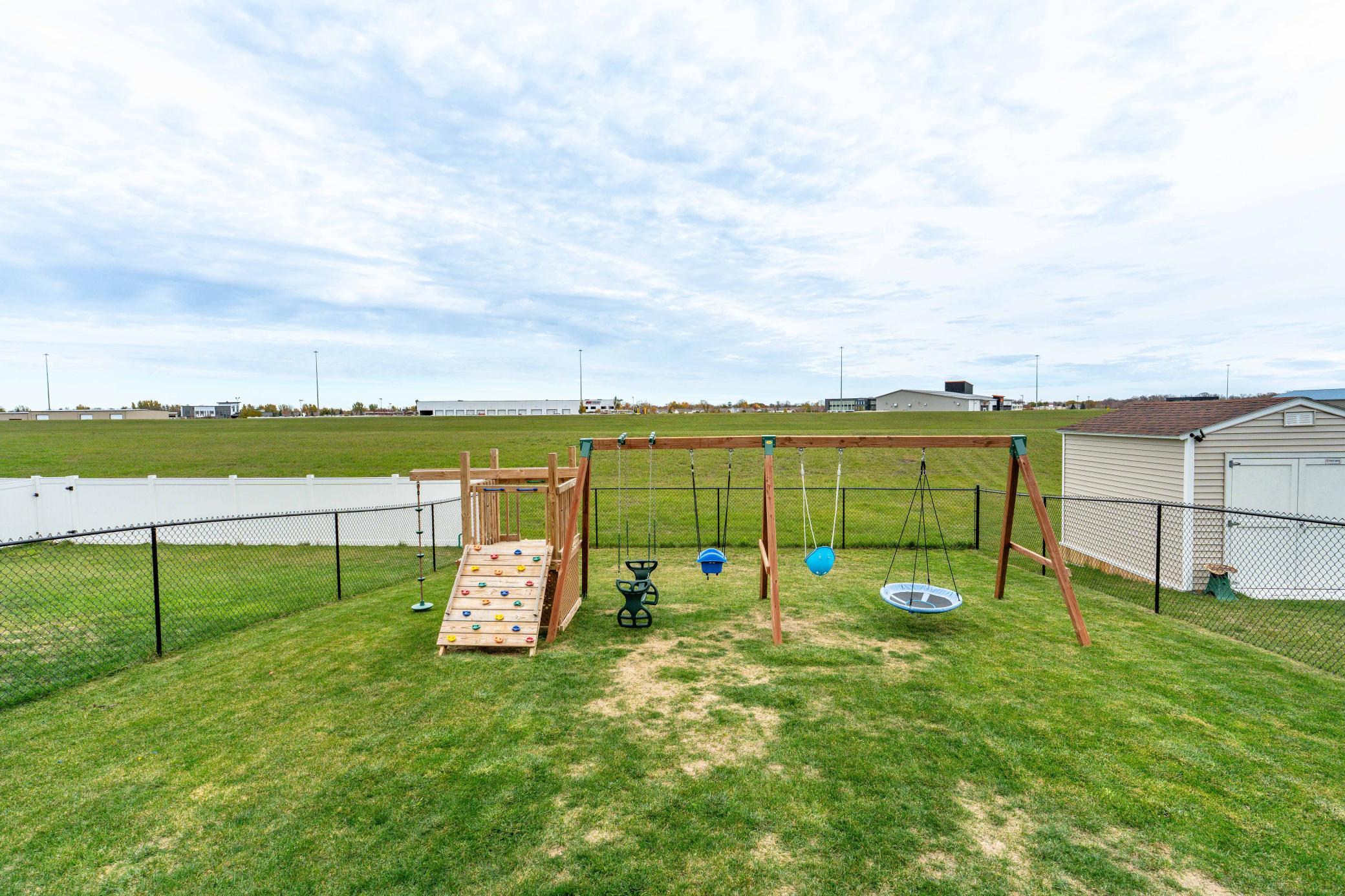 2018 single family home for sale at 1074 Highland Lane W in West Fargo, ND — 4 bed, 4 bath (photo 3 of 32)
