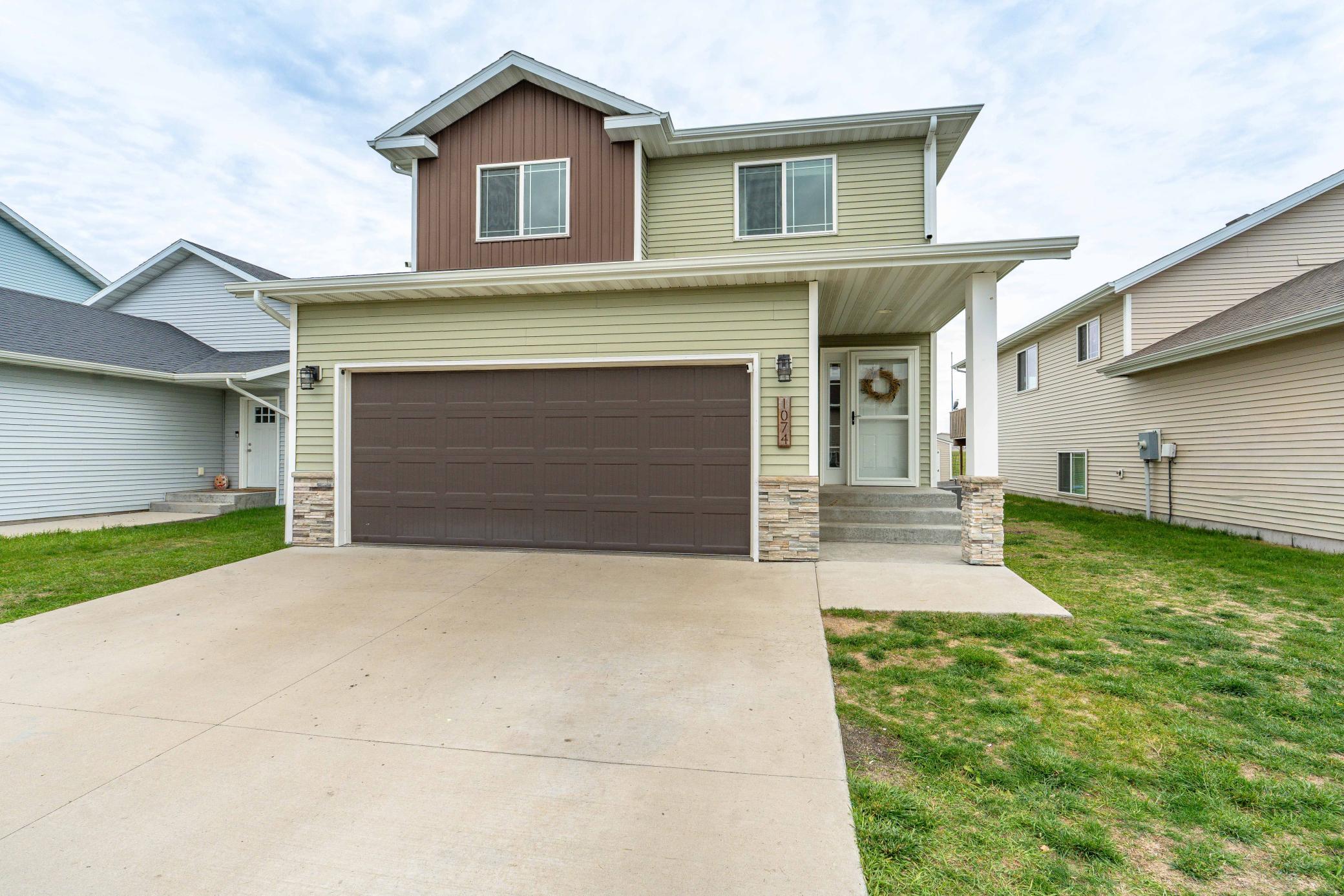 2018 single family home for sale at 1074 Highland Lane W in West Fargo, ND — 4 bed, 4 bath (photo 24 of 32)