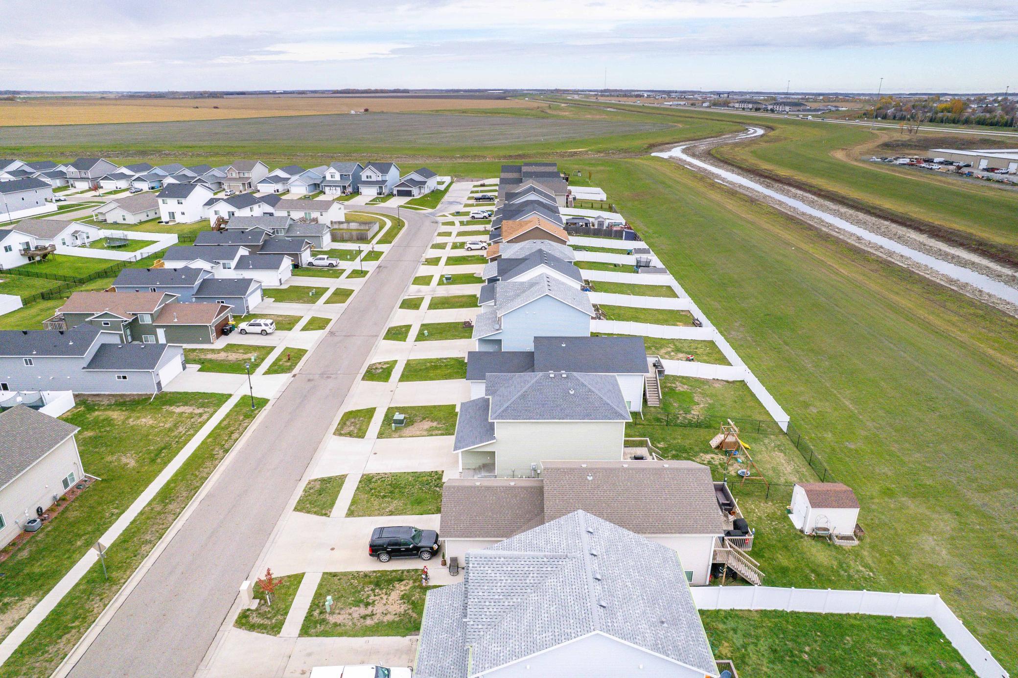 2018 single family home for sale at 1074 Highland Lane W in West Fargo, ND — 4 bed, 4 bath (photo 30 of 32)
