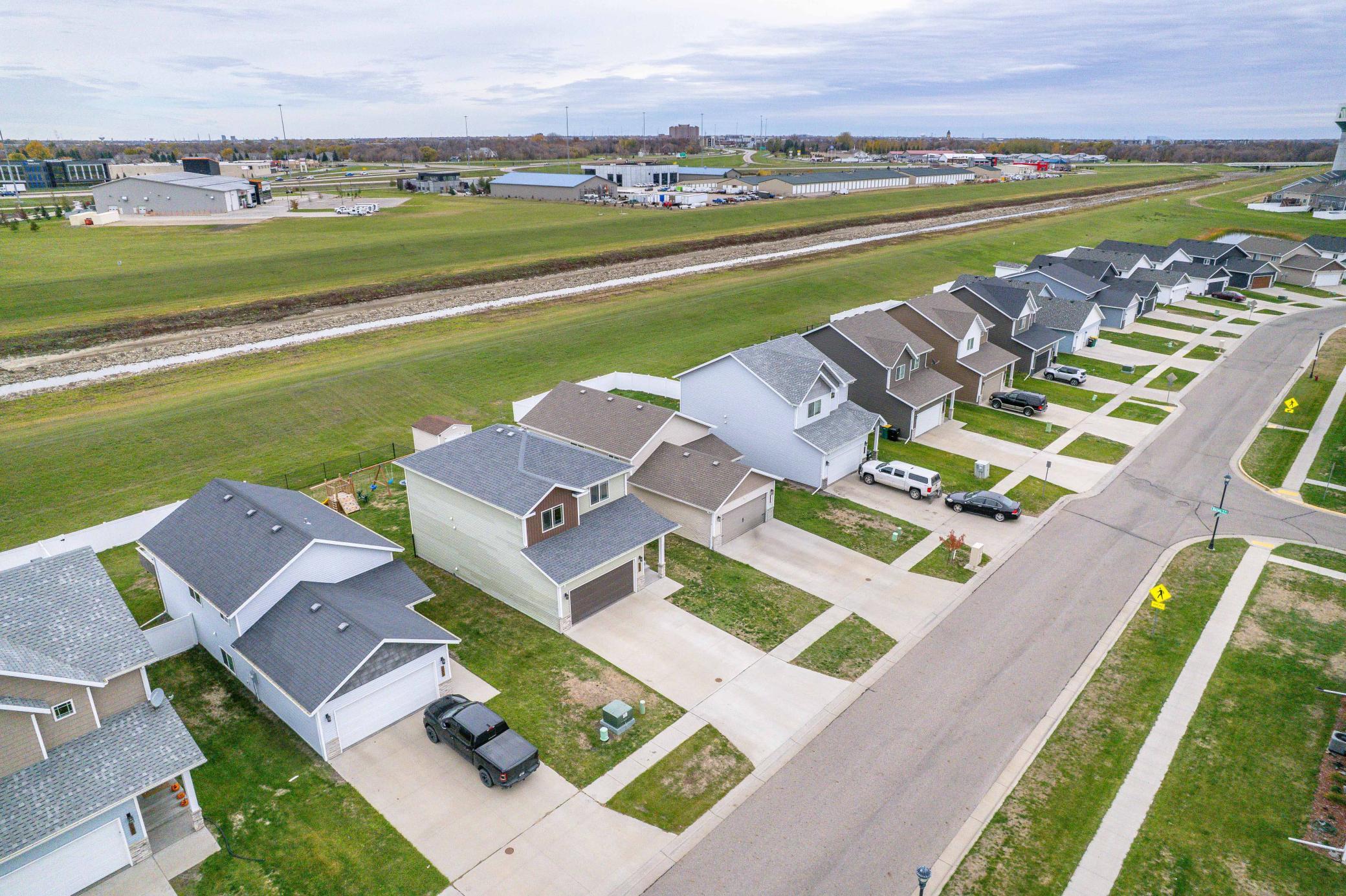 2018 single family home for sale at 1074 Highland Lane W in West Fargo, ND — 4 bed, 4 bath (photo 4 of 32)