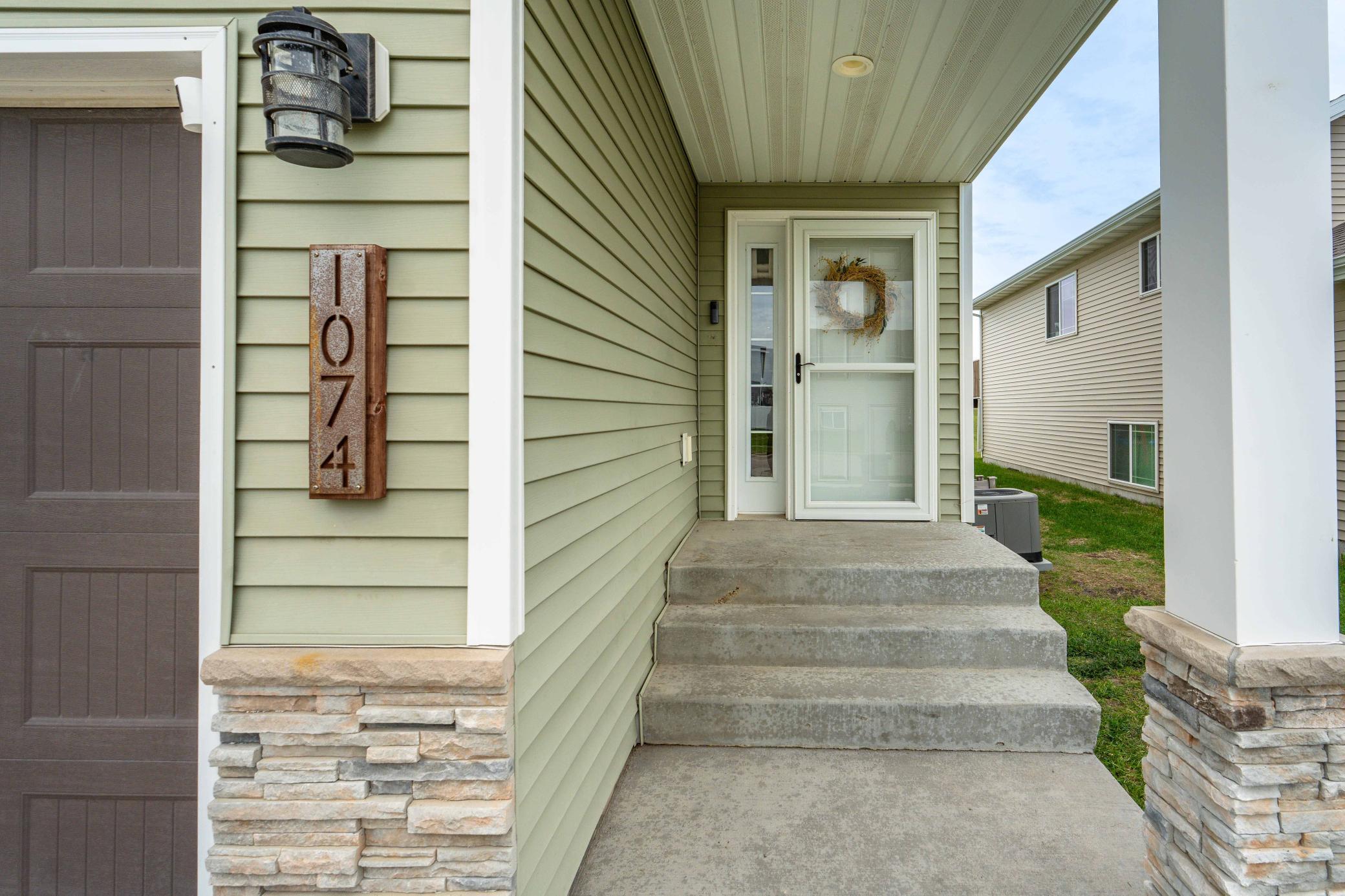 2018 single family home for sale at 1074 Highland Lane W in West Fargo, ND — 4 bed, 4 bath (photo 31 of 32)