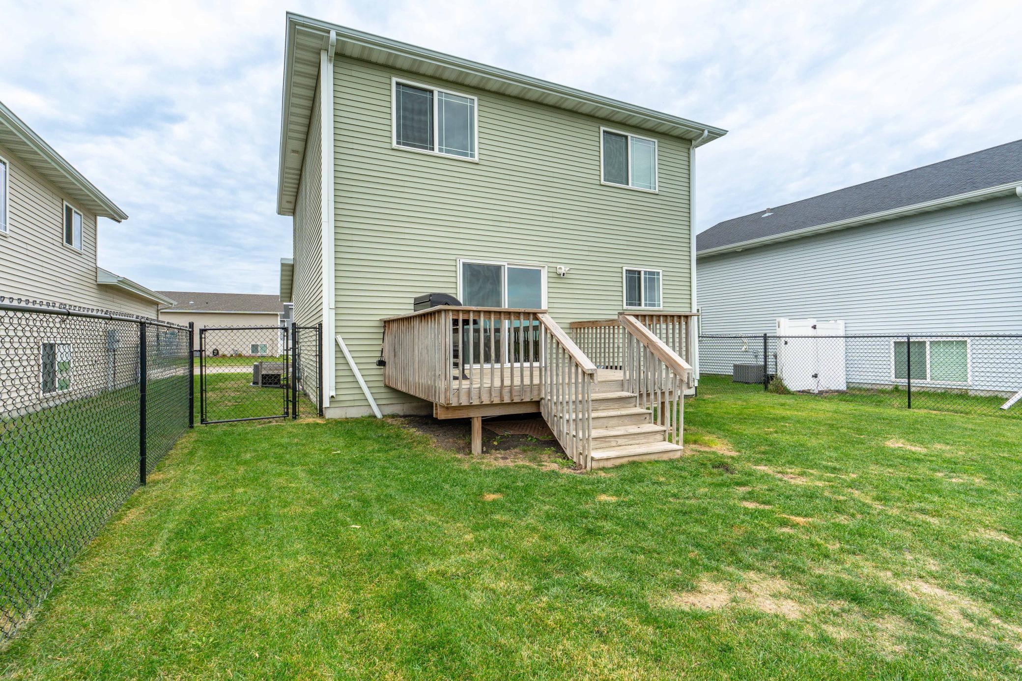 2018 single family home for sale at 1074 Highland Lane W in West Fargo, ND — 4 bed, 4 bath (photo 32 of 32)