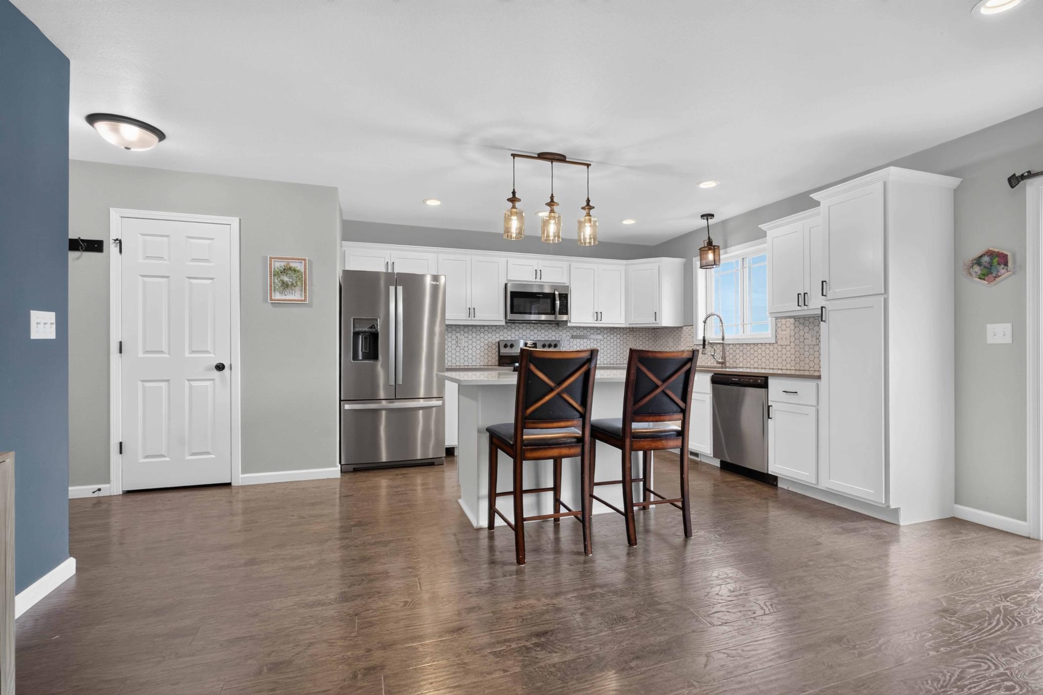 2018 single family home for sale at 1074 Highland Lane W in West Fargo, ND — 4 bed, 4 bath (photo 7 of 32)