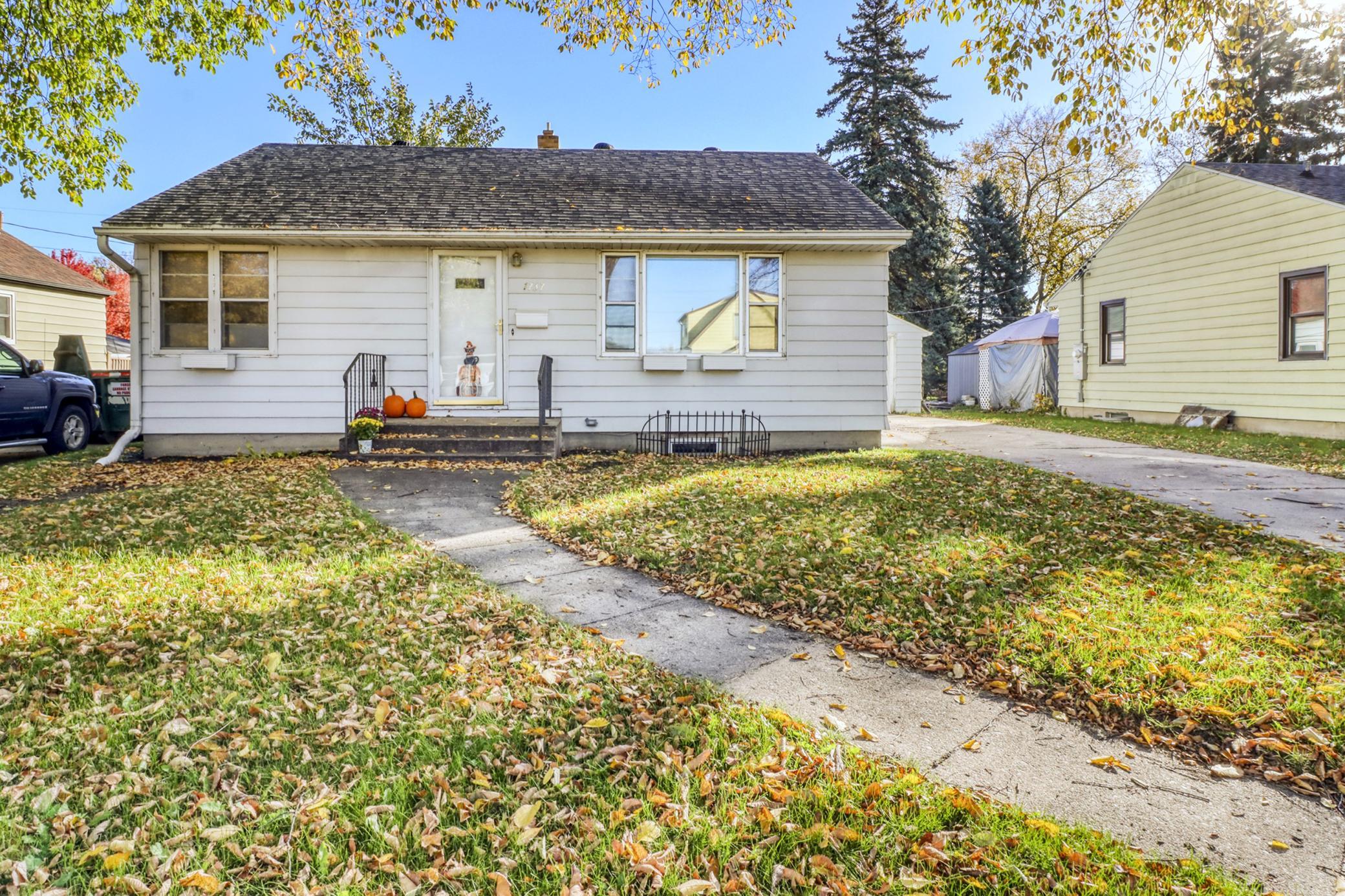 1952 single family home for sale at 1737 4th Street N in Fargo, ND — 3 bed, 2 bath (photo 2 of 39)