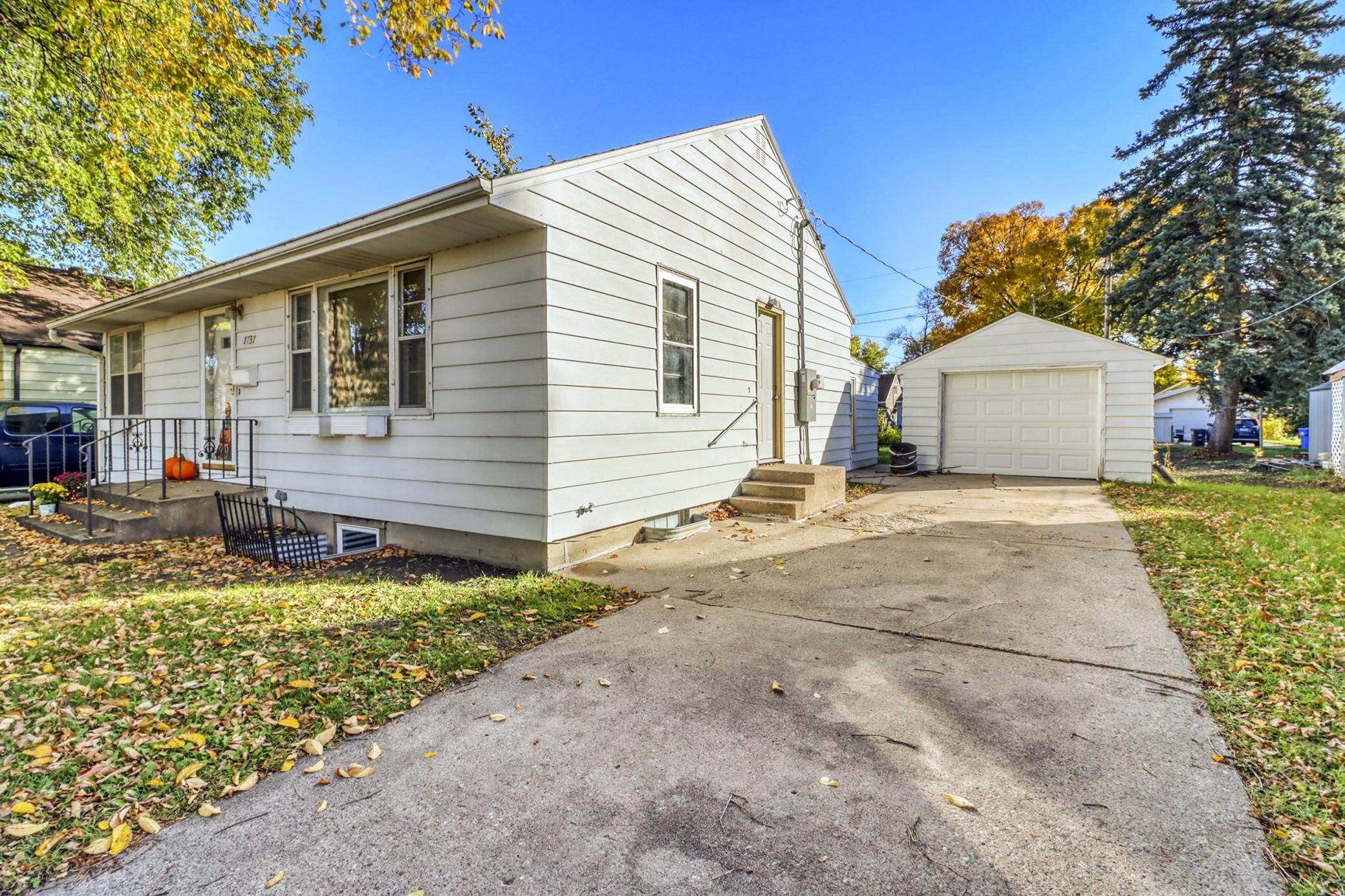 1952 single family home for sale at 1737 4th Street N in Fargo, ND — 3 bed, 2 bath (photo 3 of 39)