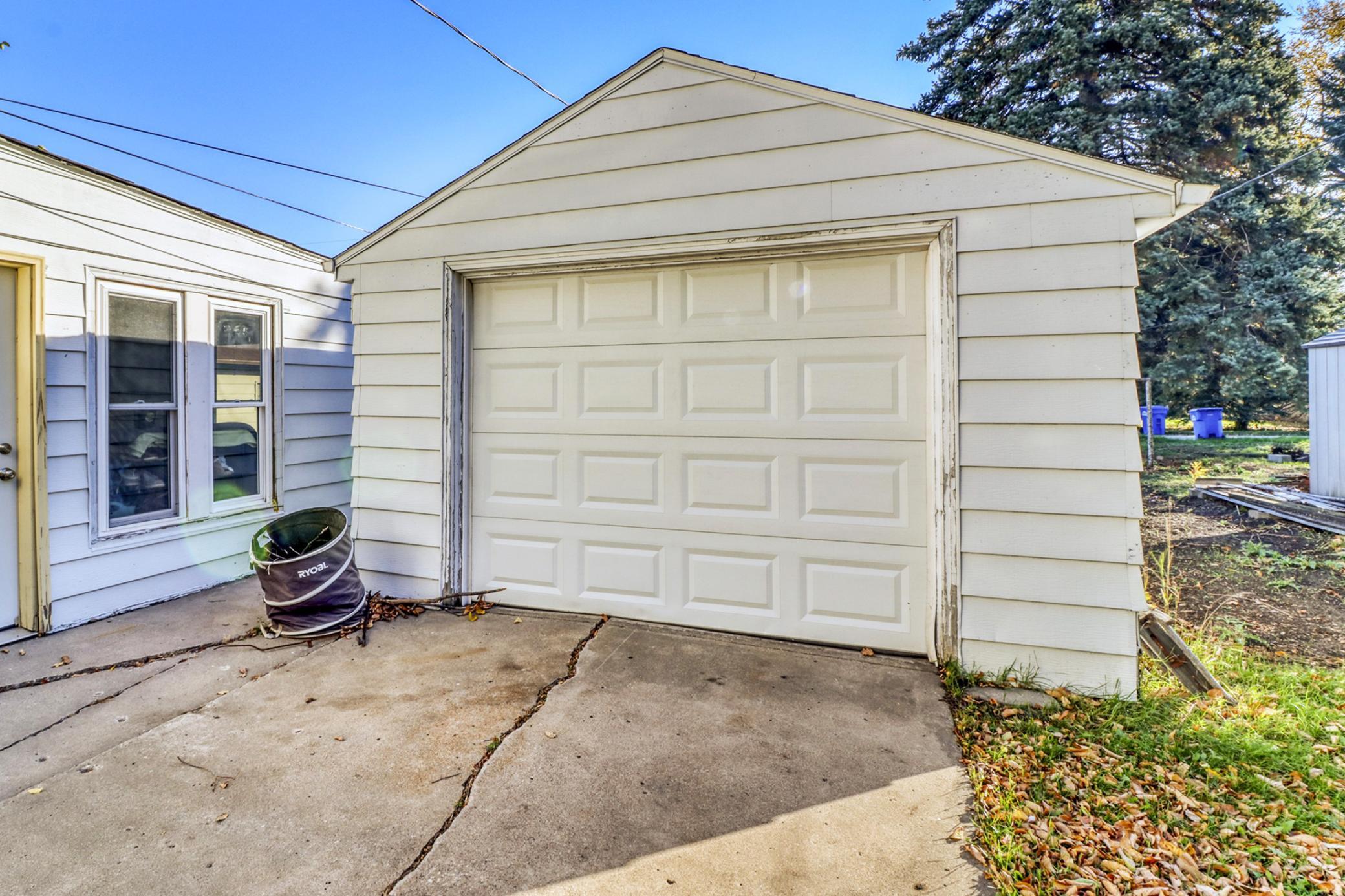 1952 single family home for sale at 1737 4th Street N in Fargo, ND — 3 bed, 2 bath (photo 4 of 39)