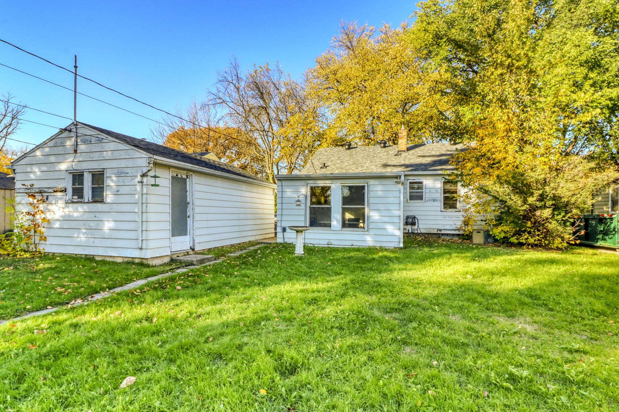 1952 single family home for sale at 1737 4th Street N in Fargo, ND — 3 bed, 2 bath (photo 5 of 39)
