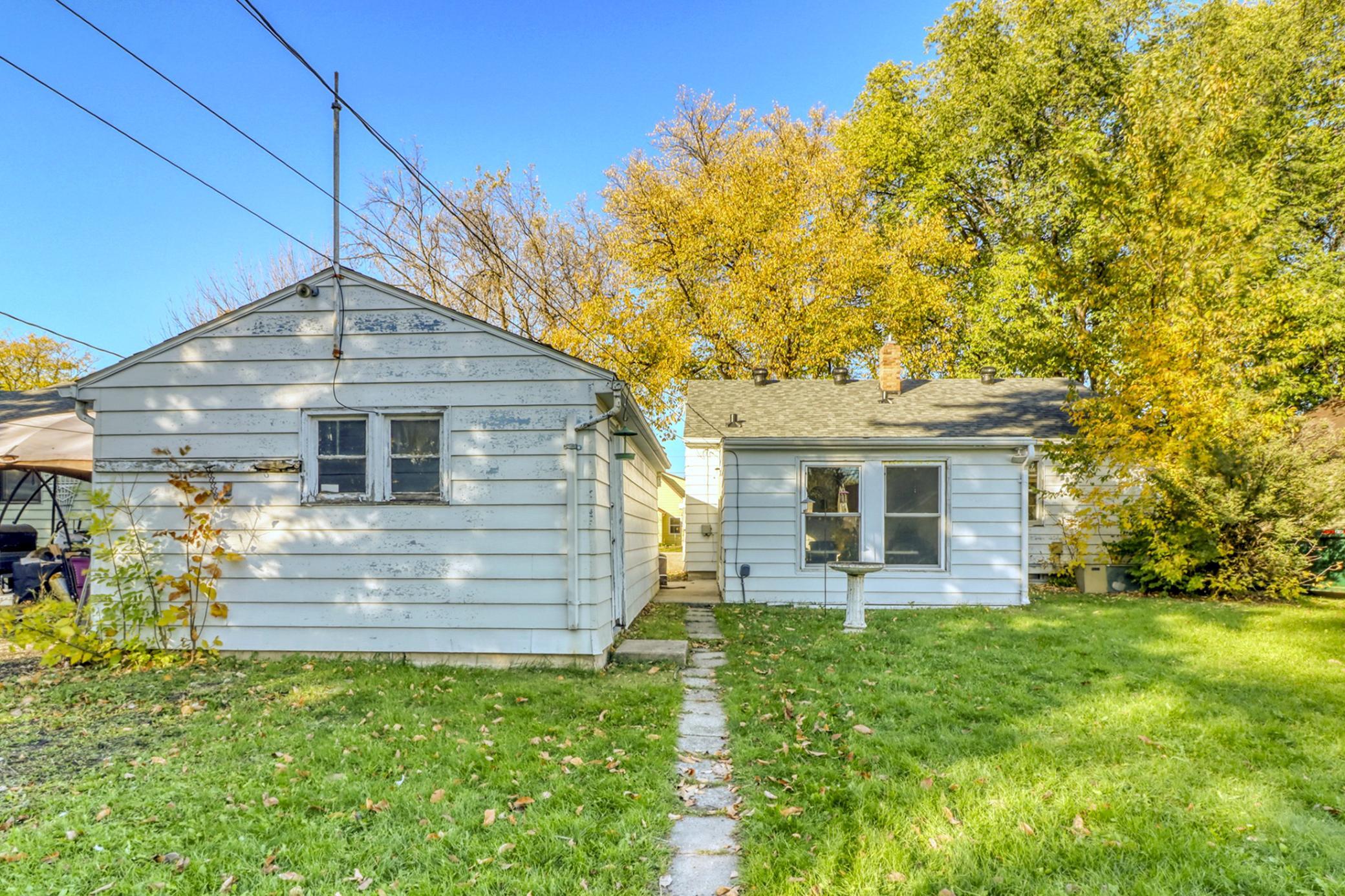 1952 single family home for sale at 1737 4th Street N in Fargo, ND — 3 bed, 2 bath (photo 6 of 39)