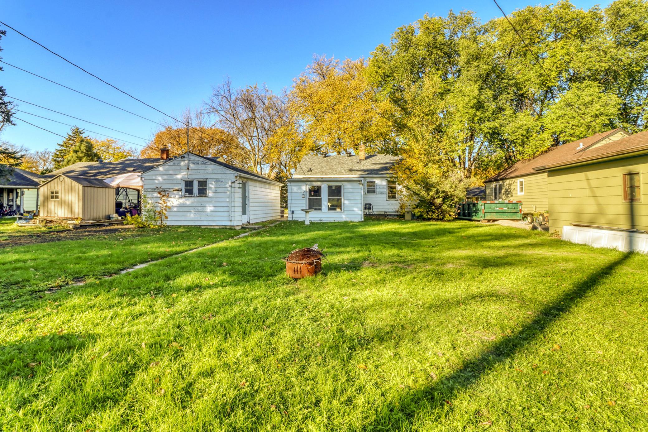 1952 single family home for sale at 1737 4th Street N in Fargo, ND — 3 bed, 2 bath (photo 7 of 39)