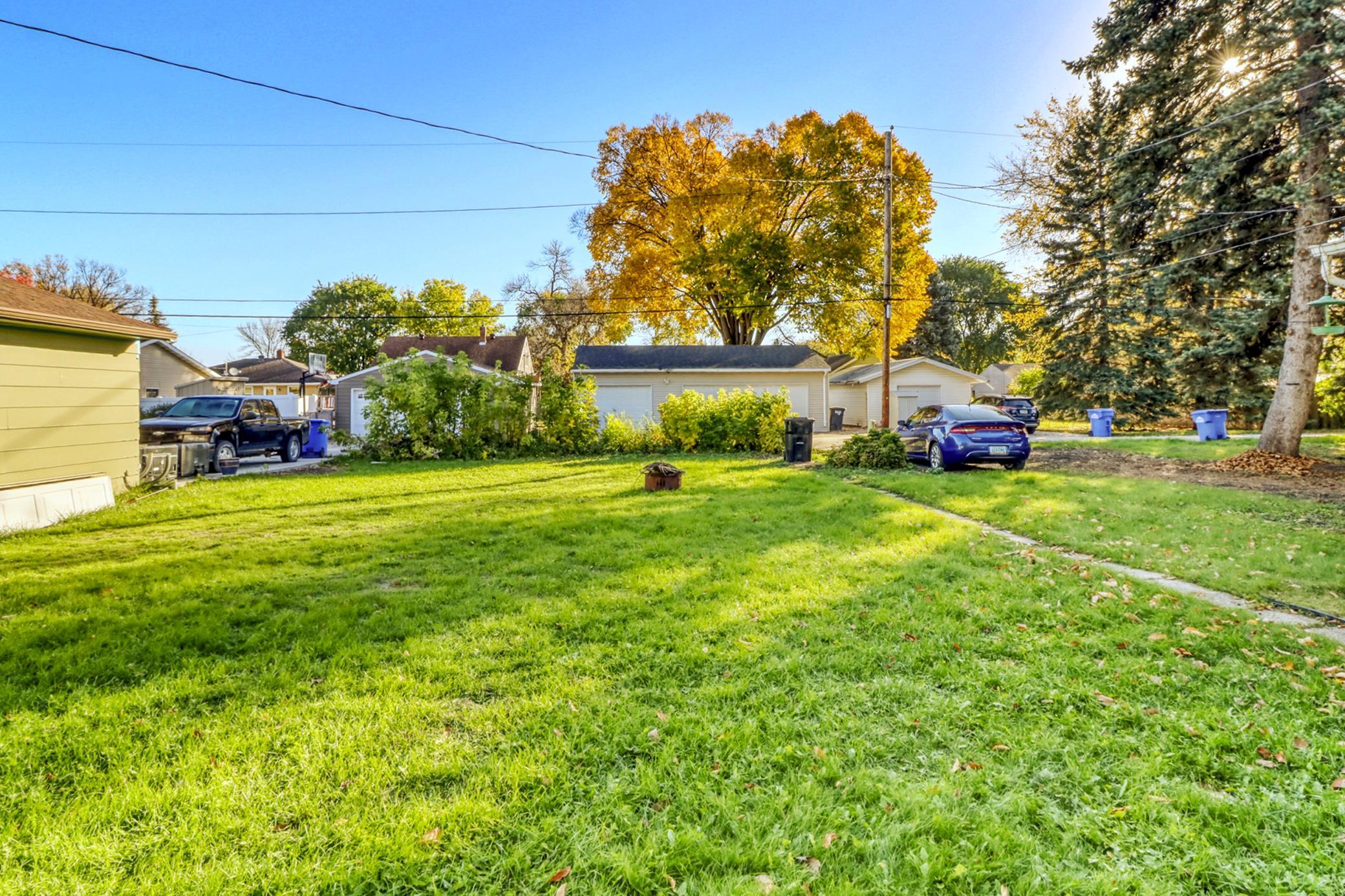 1952 single family home for sale at 1737 4th Street N in Fargo, ND — 3 bed, 2 bath (photo 8 of 39)