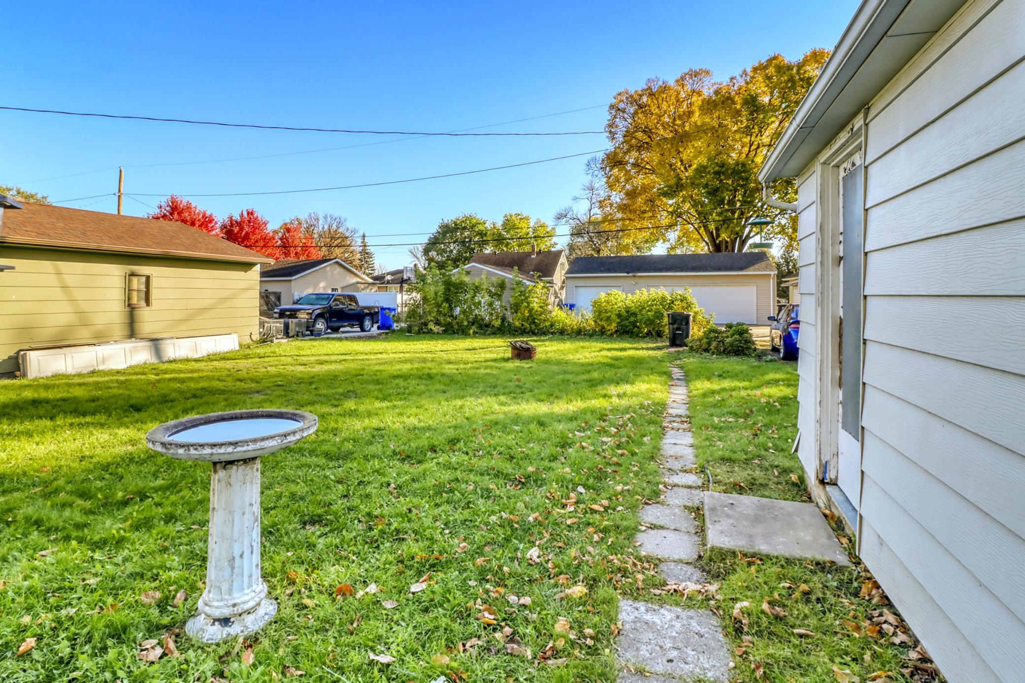 1952 single family home for sale at 1737 4th Street N in Fargo, ND — 3 bed, 2 bath (photo 9 of 39)