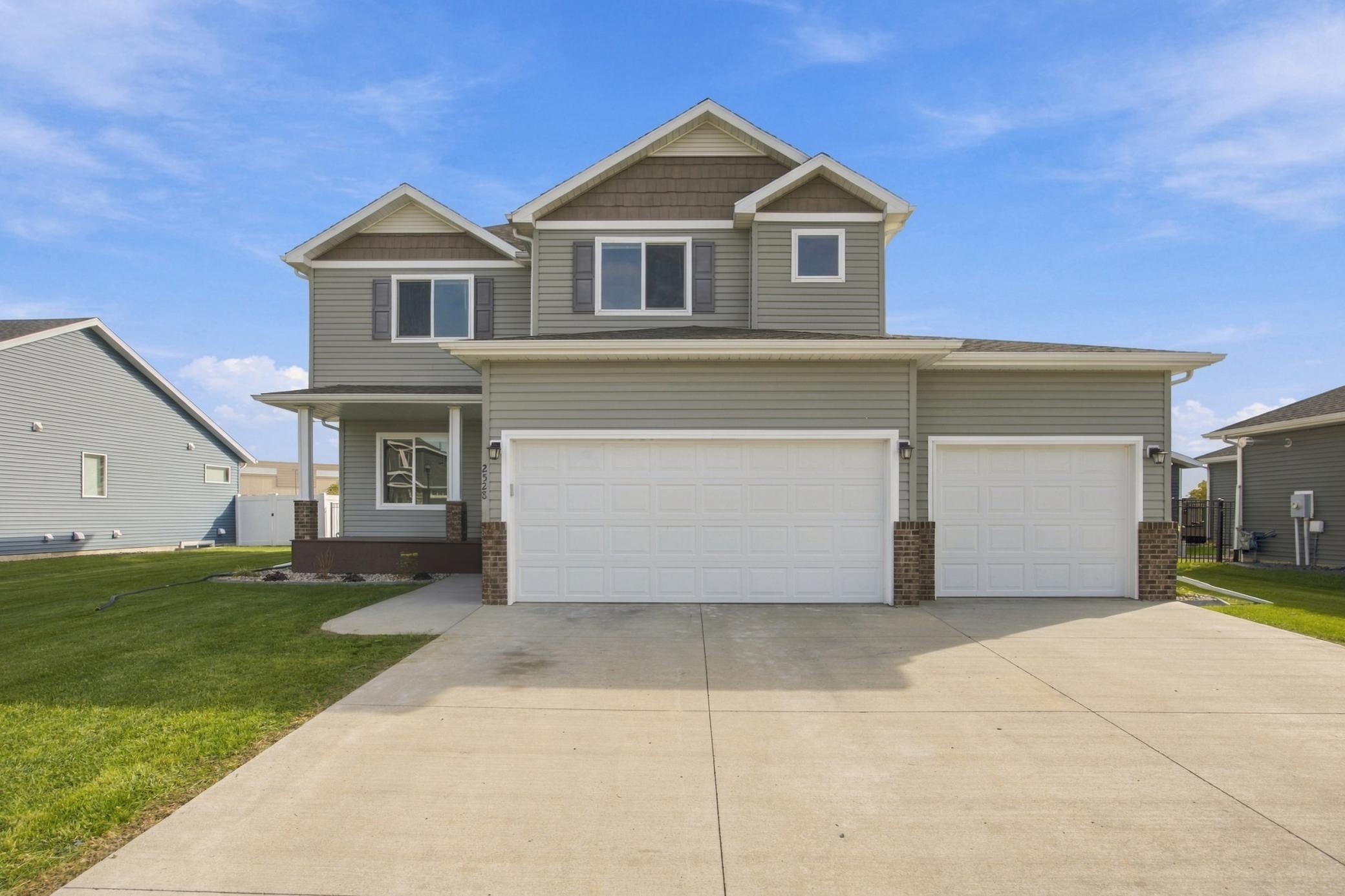2528 N Pond Drive E, West Fargo, ND
