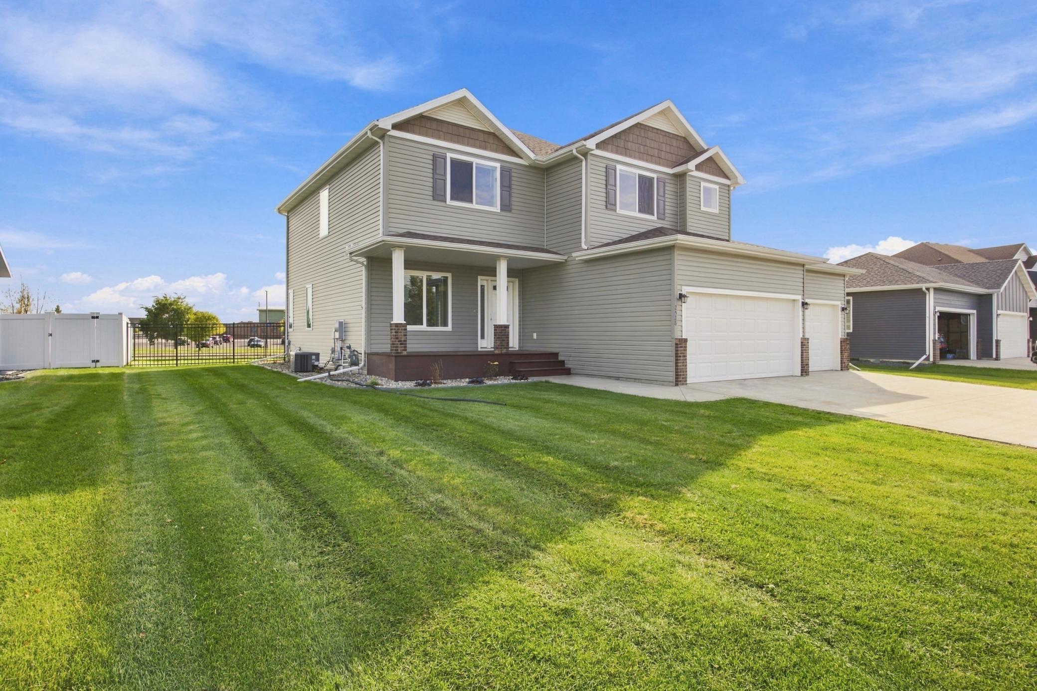 2017 single family home for sale at 2528 N Pond Drive E in West Fargo, ND — 6 bed, 4 bath (photo 2 of 42)