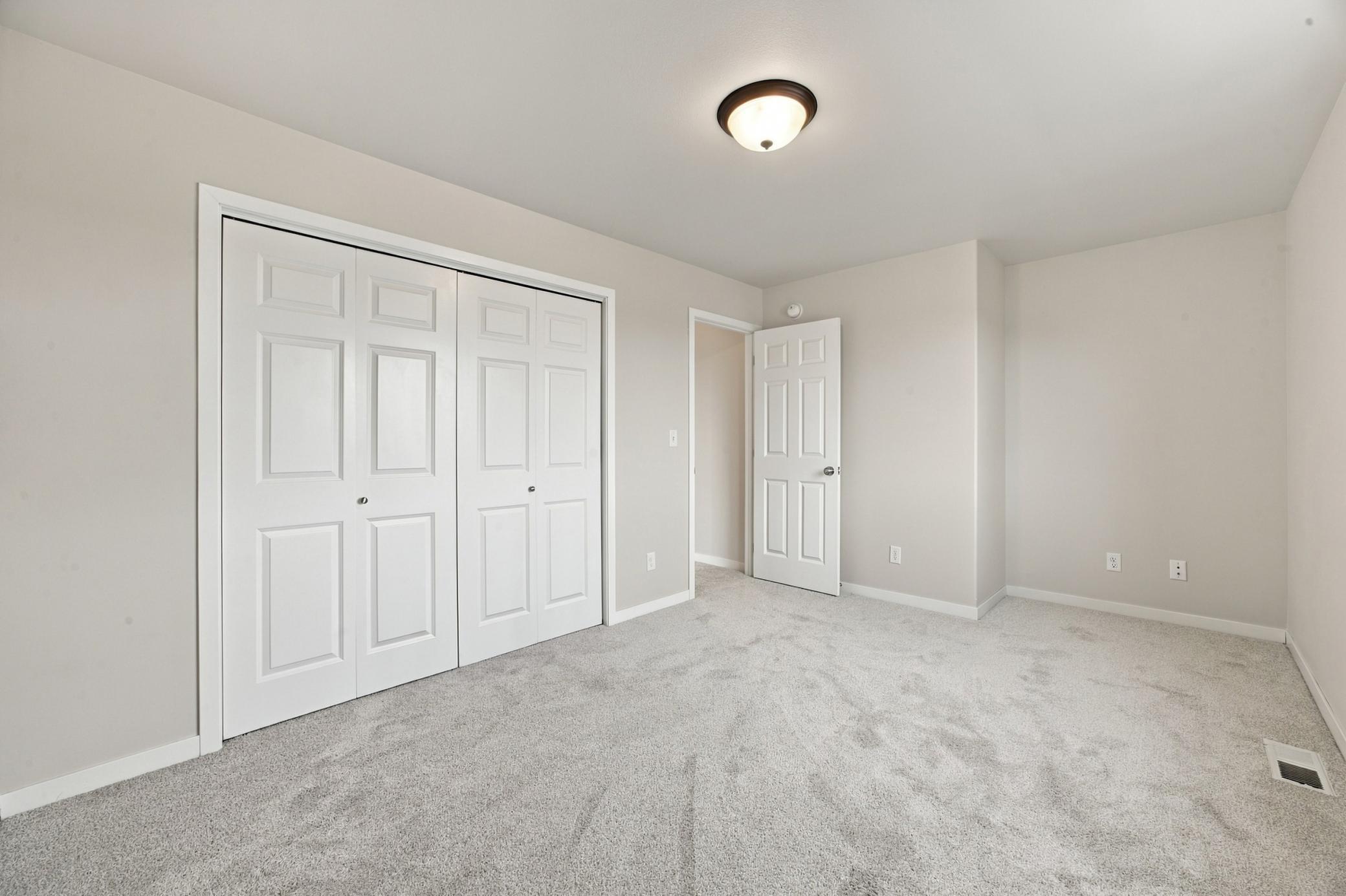 2017 single family home for sale at 2528 N Pond Drive E in West Fargo, ND — 6 bed, 4 bath (photo 23 of 42)
