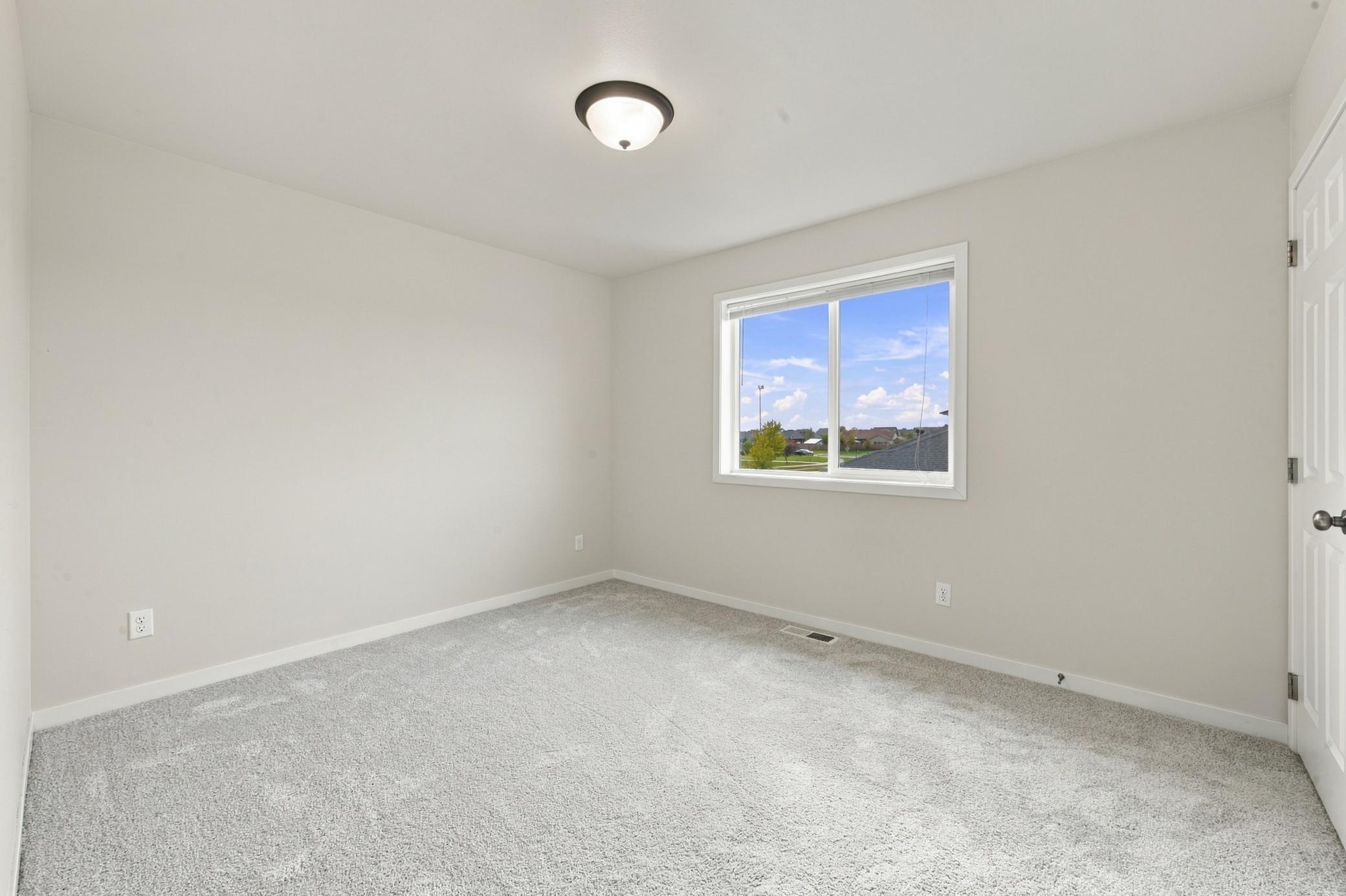 2017 single family home for sale at 2528 N Pond Drive E in West Fargo, ND — 6 bed, 4 bath (photo 27 of 42)