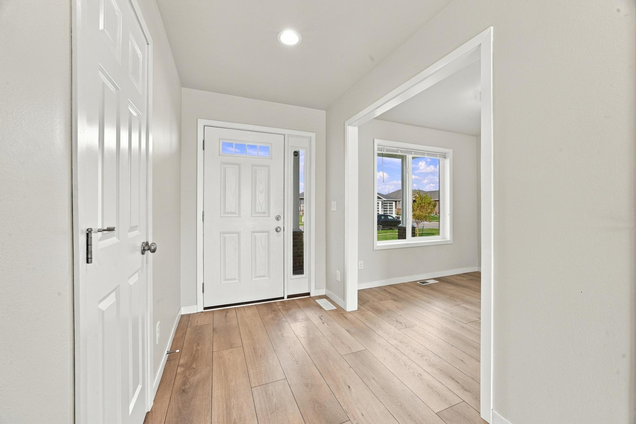 2017 single family home for sale at 2528 N Pond Drive E in West Fargo, ND — 6 bed, 4 bath (photo 4 of 42)