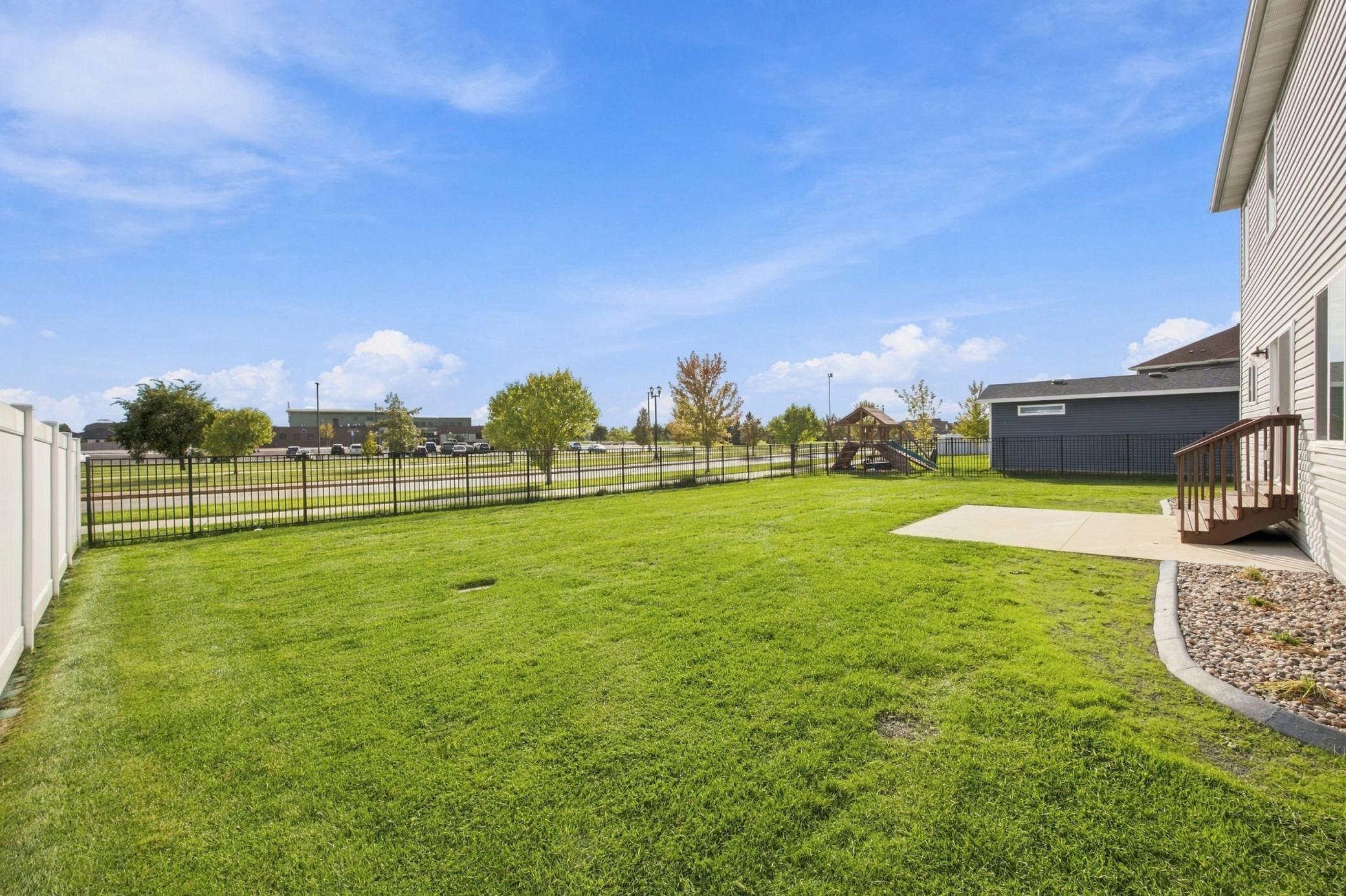 2017 single family home for sale at 2528 N Pond Drive E in West Fargo, ND — 6 bed, 4 bath (photo 41 of 42)