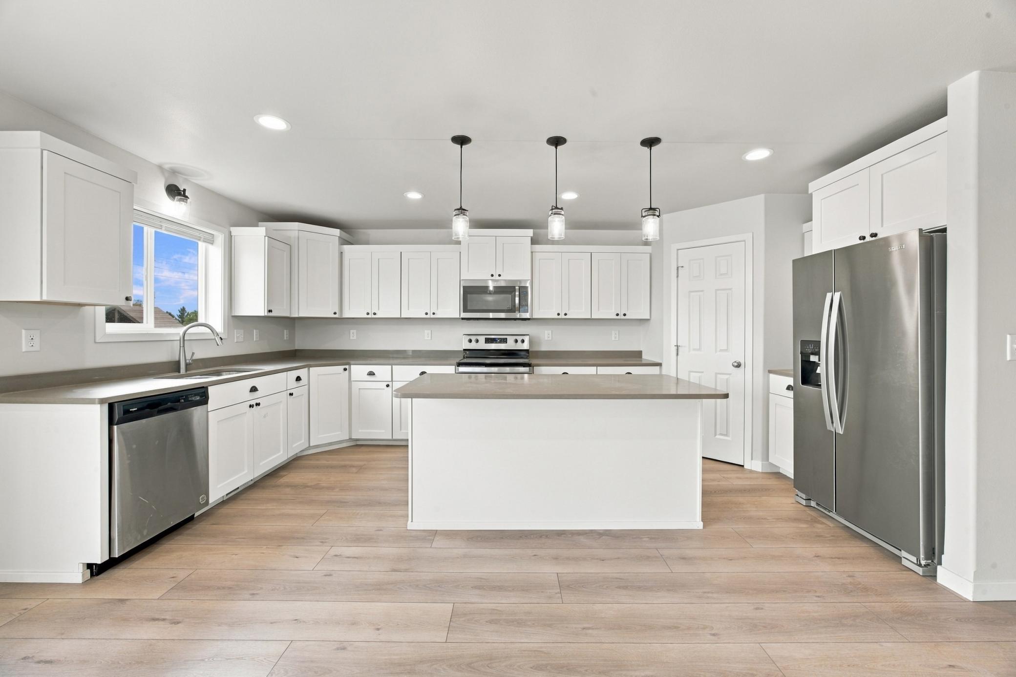 2017 single family home for sale at 2528 N Pond Drive E in West Fargo, ND — 6 bed, 4 bath (photo 8 of 42)