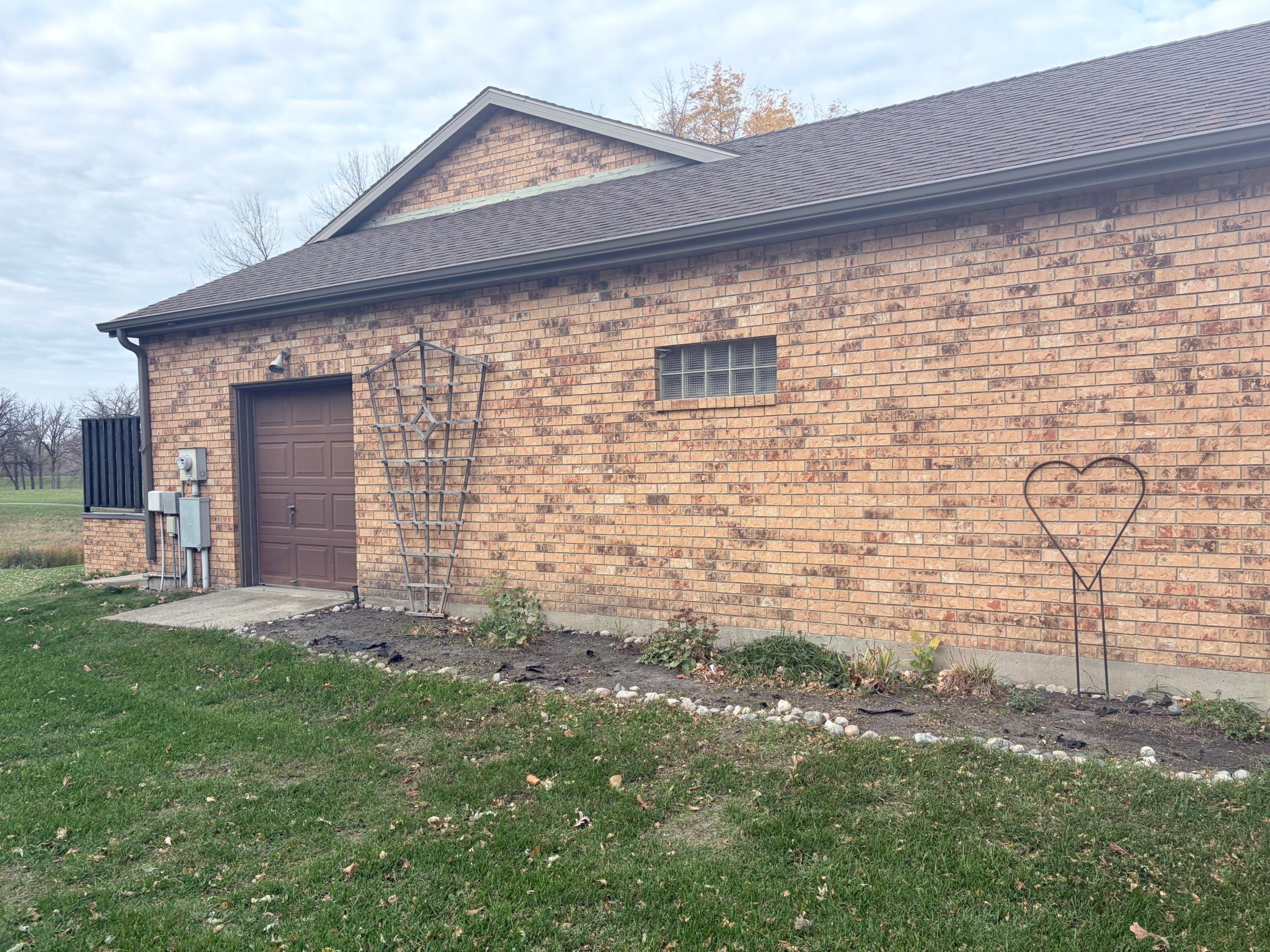 1989 twin home for sale at 423 Caddy Avenue in Moorhead, MN — 3 bed, 2 bath (photo 50 of 53)