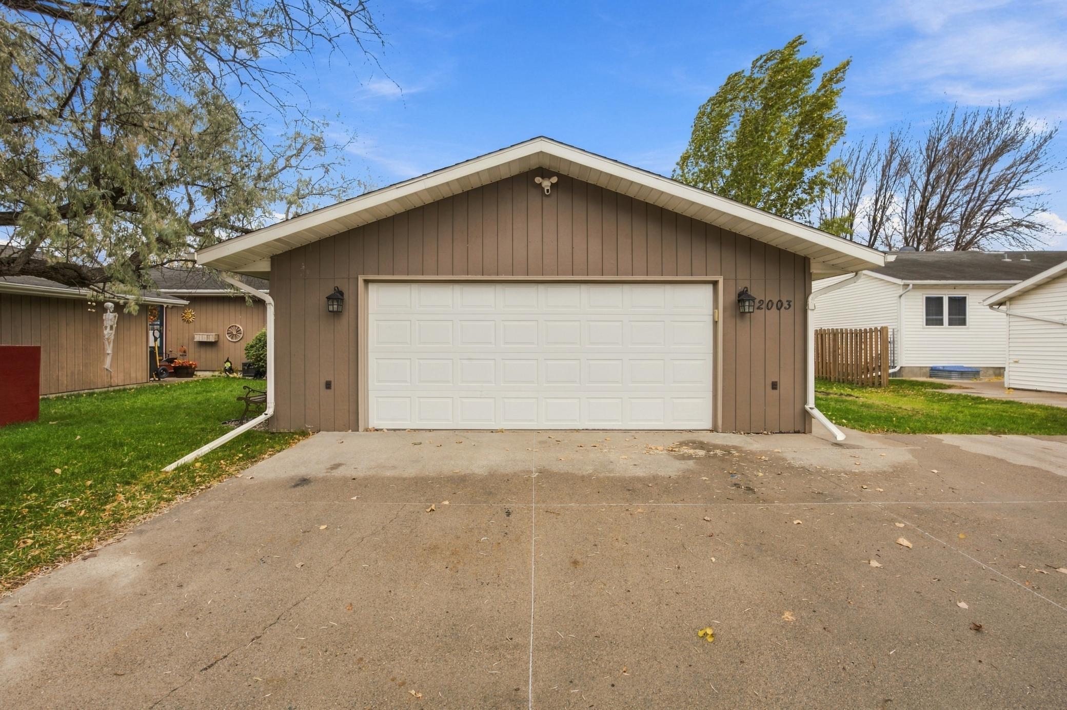 1989 twin home for sale at 2003 32nd Avenue S in Fargo, ND — 4 bed, 2 bath (photo 2 of 32)