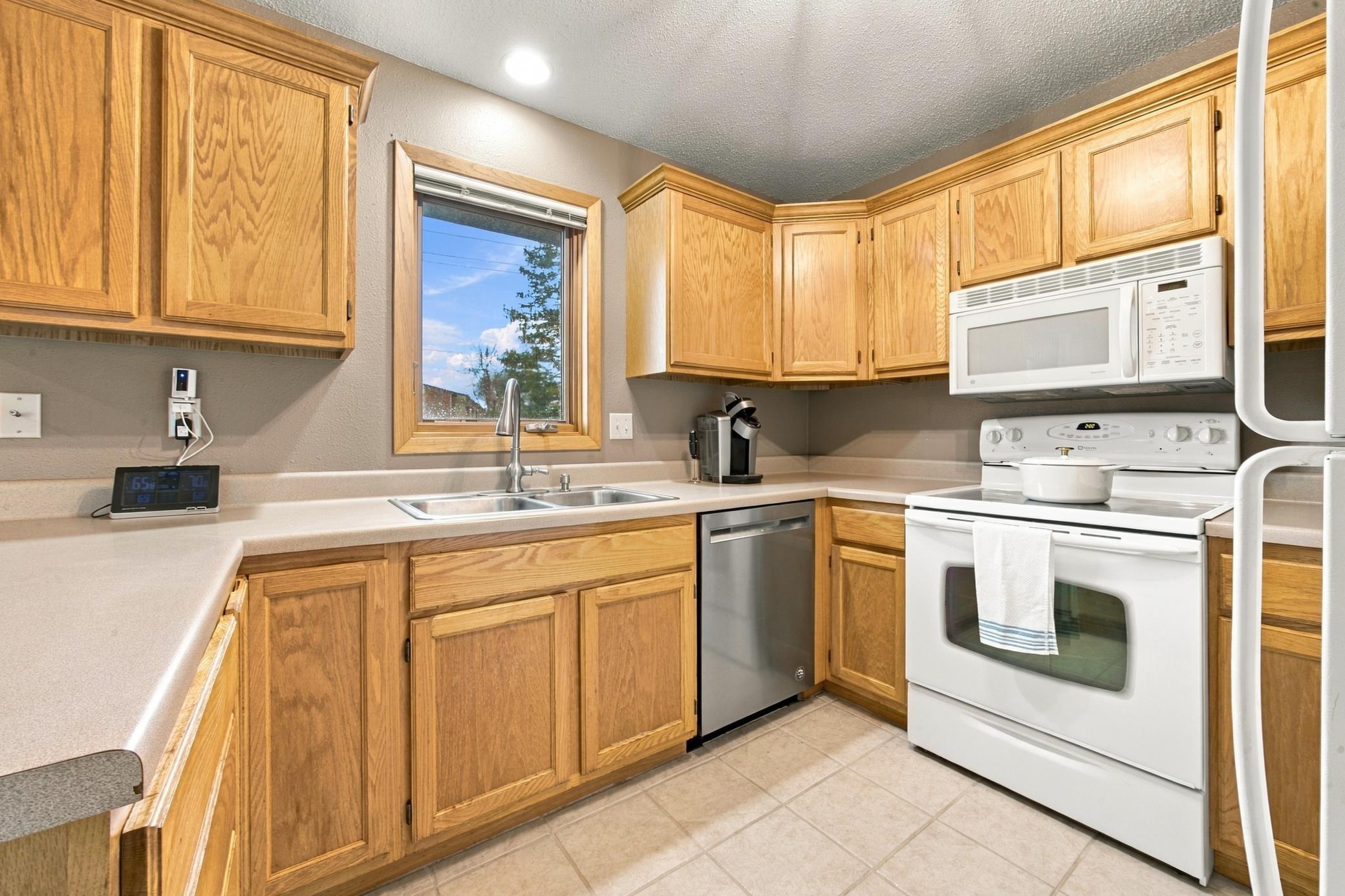 1989 twin home for sale at 2003 32nd Avenue S in Fargo, ND — 4 bed, 2 bath (photo 11 of 32)