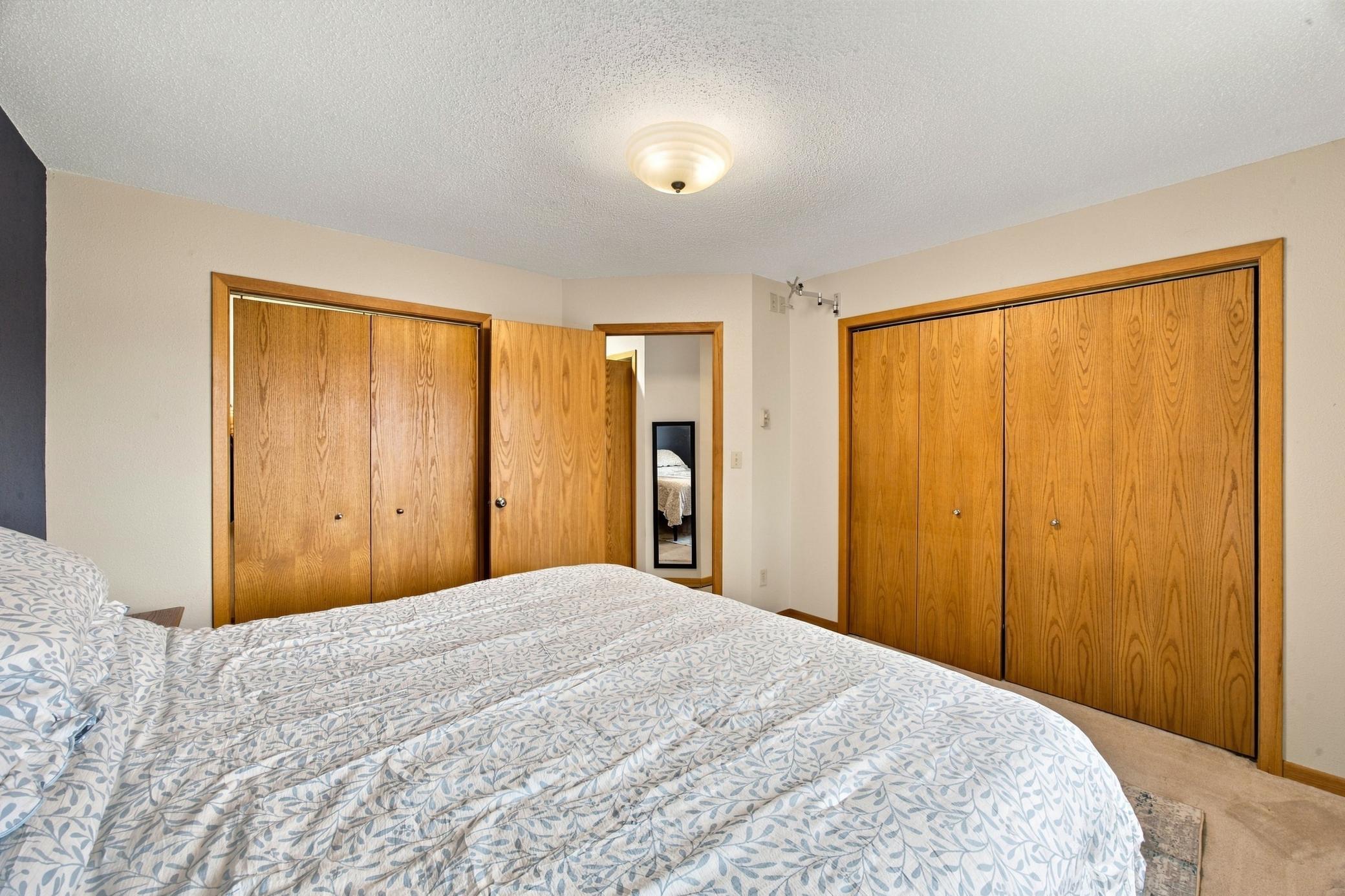 1989 twin home for sale at 2003 32nd Avenue S in Fargo, ND — 4 bed, 2 bath (photo 15 of 32)