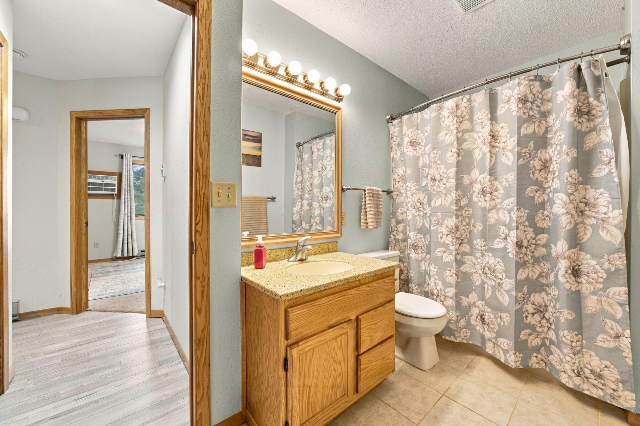 1989 twin home for sale at 2003 32nd Avenue S in Fargo, ND — 4 bed, 2 bath (photo 18 of 32)