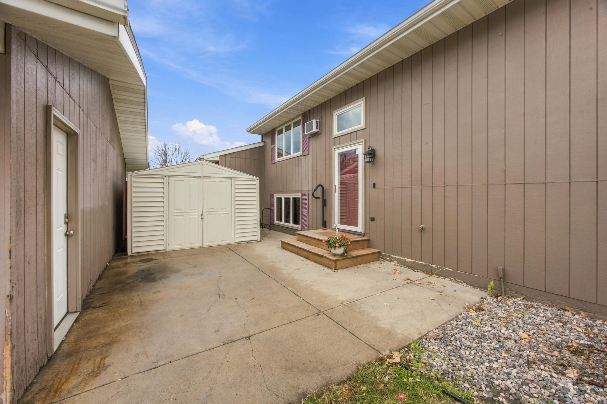 1989 twin home for sale at 2003 32nd Avenue S in Fargo, ND — 4 bed, 2 bath (photo 6 of 32)