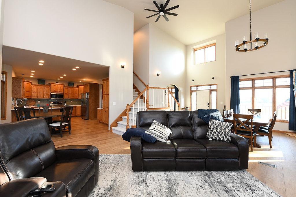 1997 single family home for sale at 7589 40 Street N in Moorhead, MN — 5 bed, 4 bath (photo 2 of 53)
