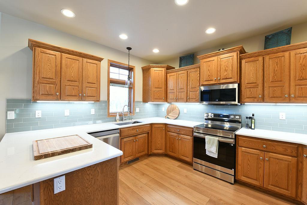 1997 single family home for sale at 7589 40 Street N in Moorhead, MN — 5 bed, 4 bath (photo 3 of 53)