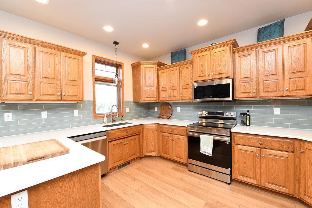 1997 single family home for sale at 7589 40 Street N in Moorhead, MN — 5 bed, 4 bath (photo 21 of 53)
