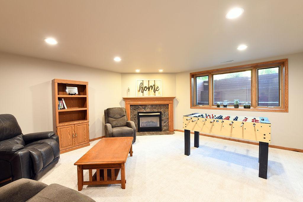 1997 single family home for sale at 7589 40 Street N in Moorhead, MN — 5 bed, 4 bath (photo 4 of 53)
