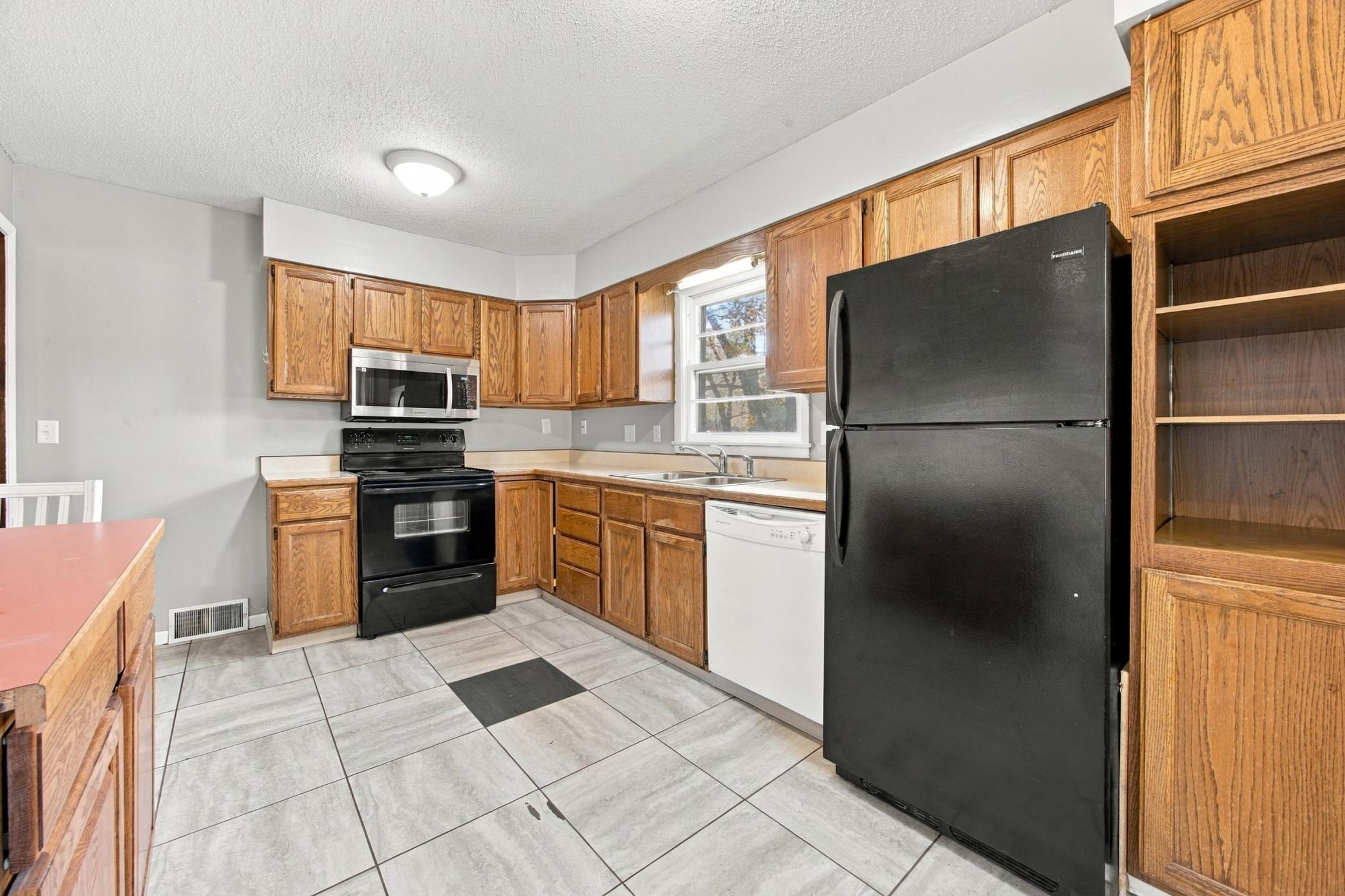 1953 single family home for sale at 52 16 1/2 Avenue N in Fargo, ND — 4 bed, 2 bath (photo 7 of 36)