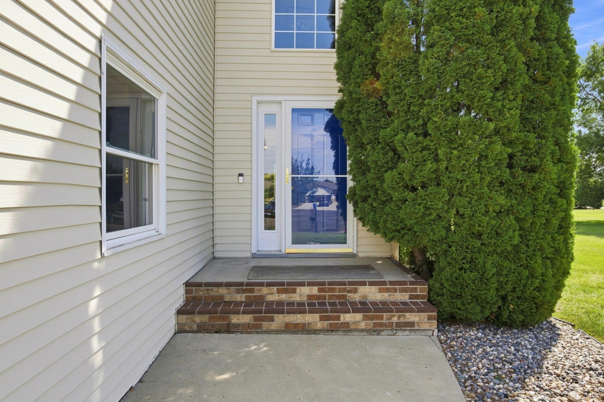 2002 twin home for sale at 6158 14th Street S in Fargo, ND — 3 bed, 3 bath (photo 2 of 46)