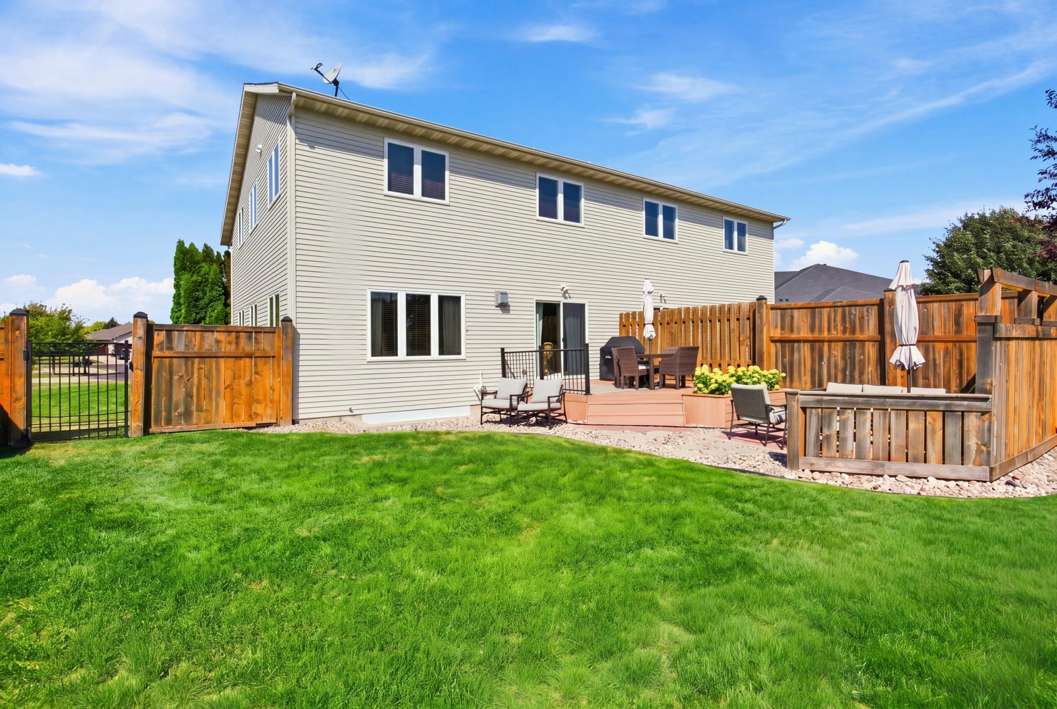 2002 twin home for sale at 6158 14th Street S in Fargo, ND — 3 bed, 3 bath (photo 3 of 46)