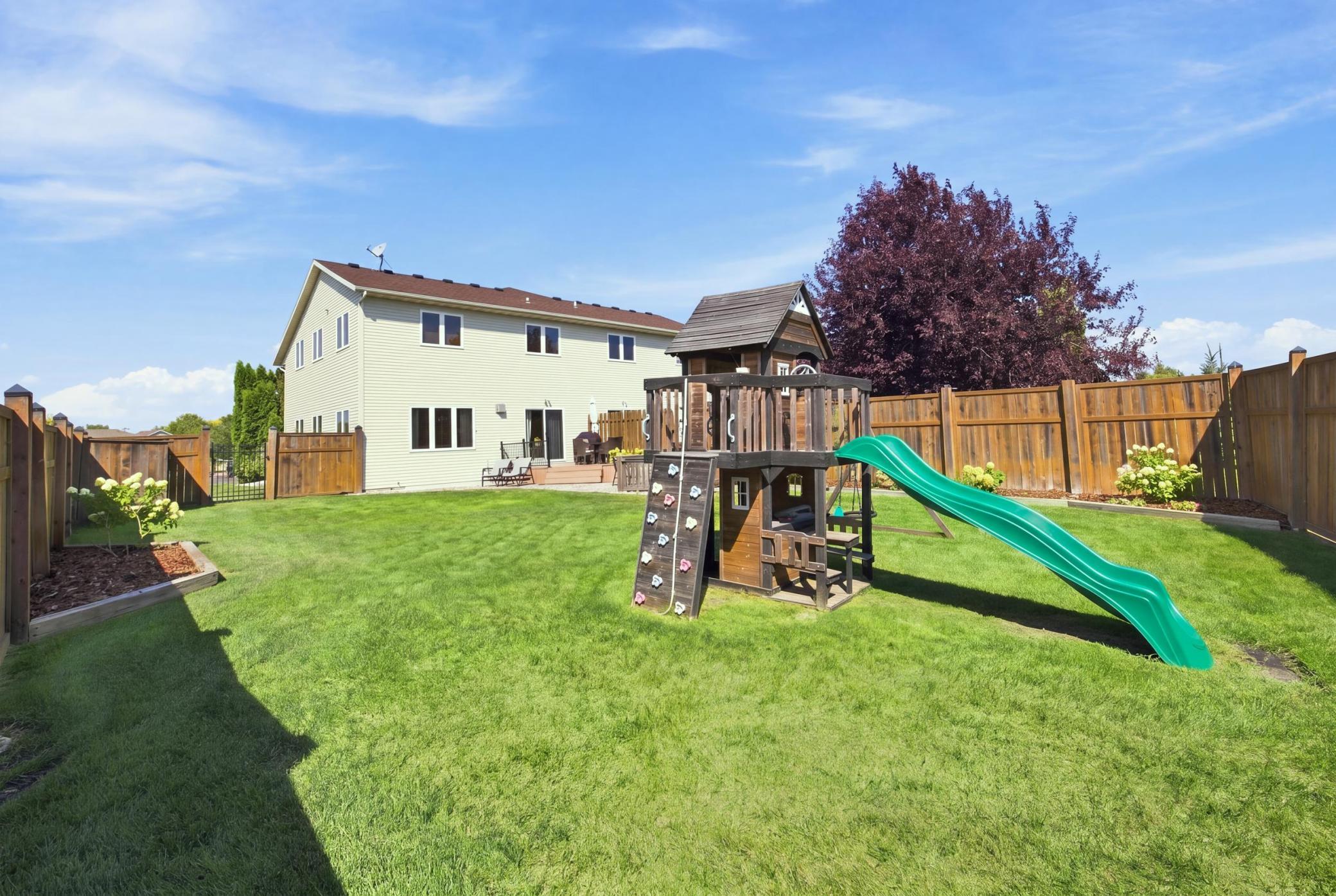 2002 twin home for sale at 6158 14th Street S in Fargo, ND — 3 bed, 3 bath (photo 9 of 46)
