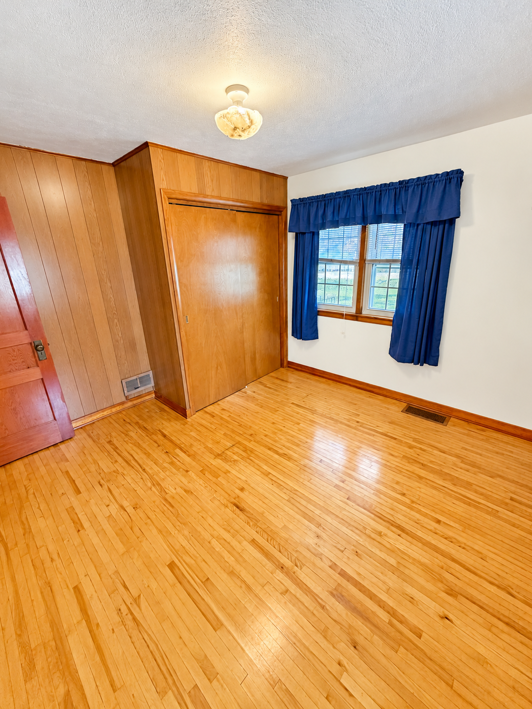 1945 single family home for sale at 18913 Frontage Road in Detroit Lakes, MN — 2 bed, 2 bath (photo 11 of 32)