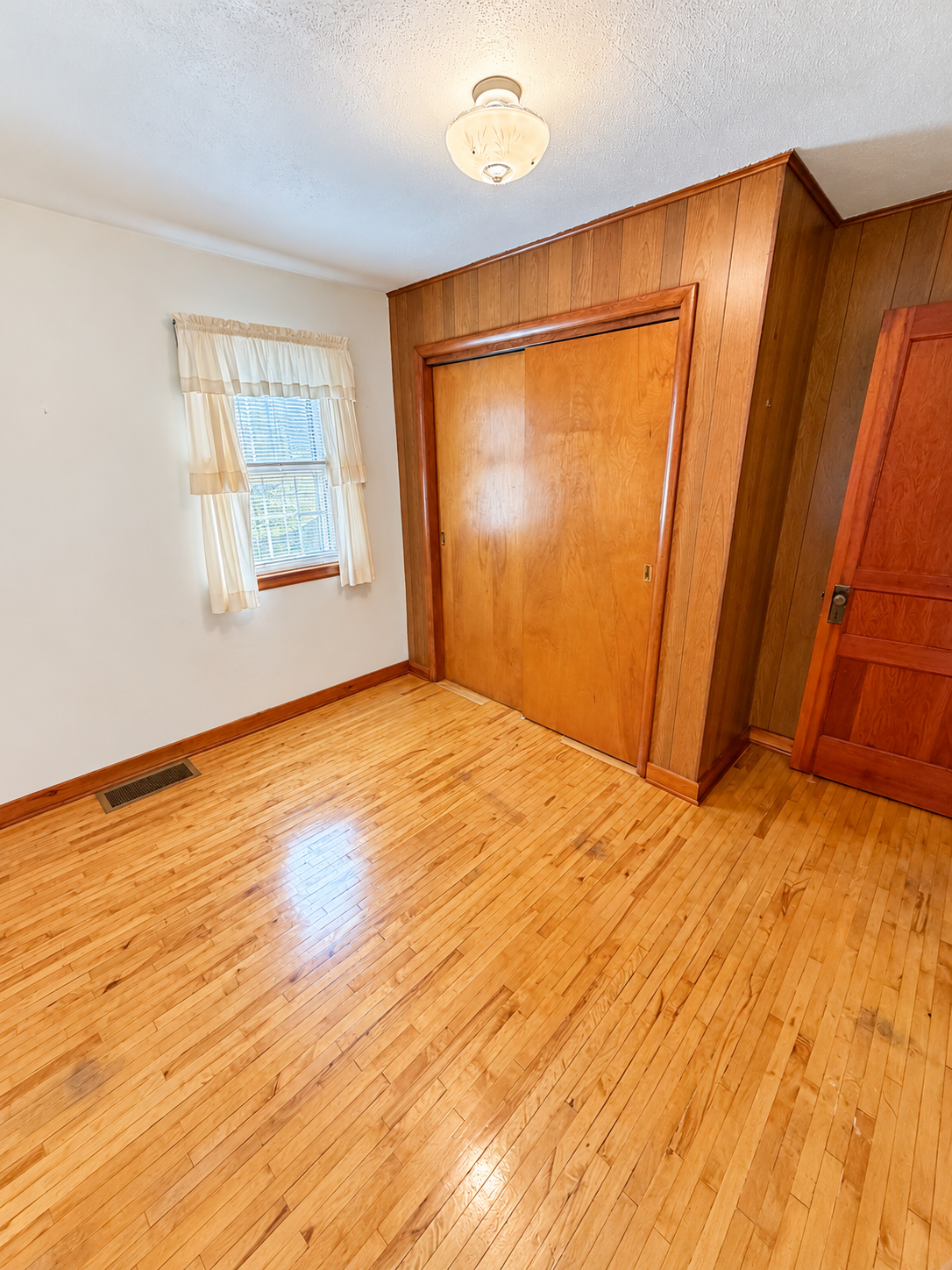 1945 single family home for sale at 18913 Frontage Road in Detroit Lakes, MN — 2 bed, 2 bath (photo 20 of 32)