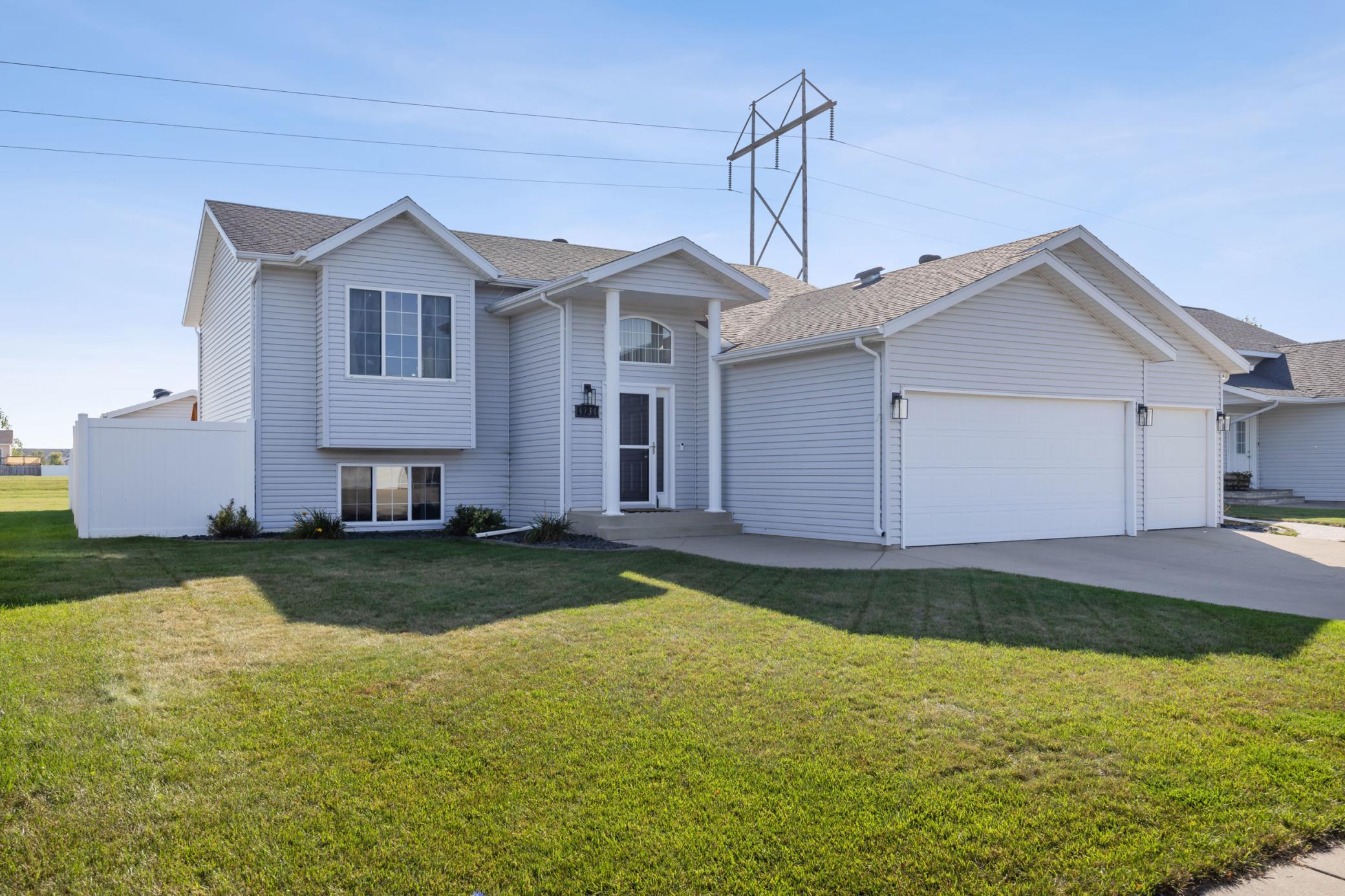 2007 single family home for sale at 4734 51st Street S in Fargo, ND — 4 bed, 3 bath (photo 2 of 32)