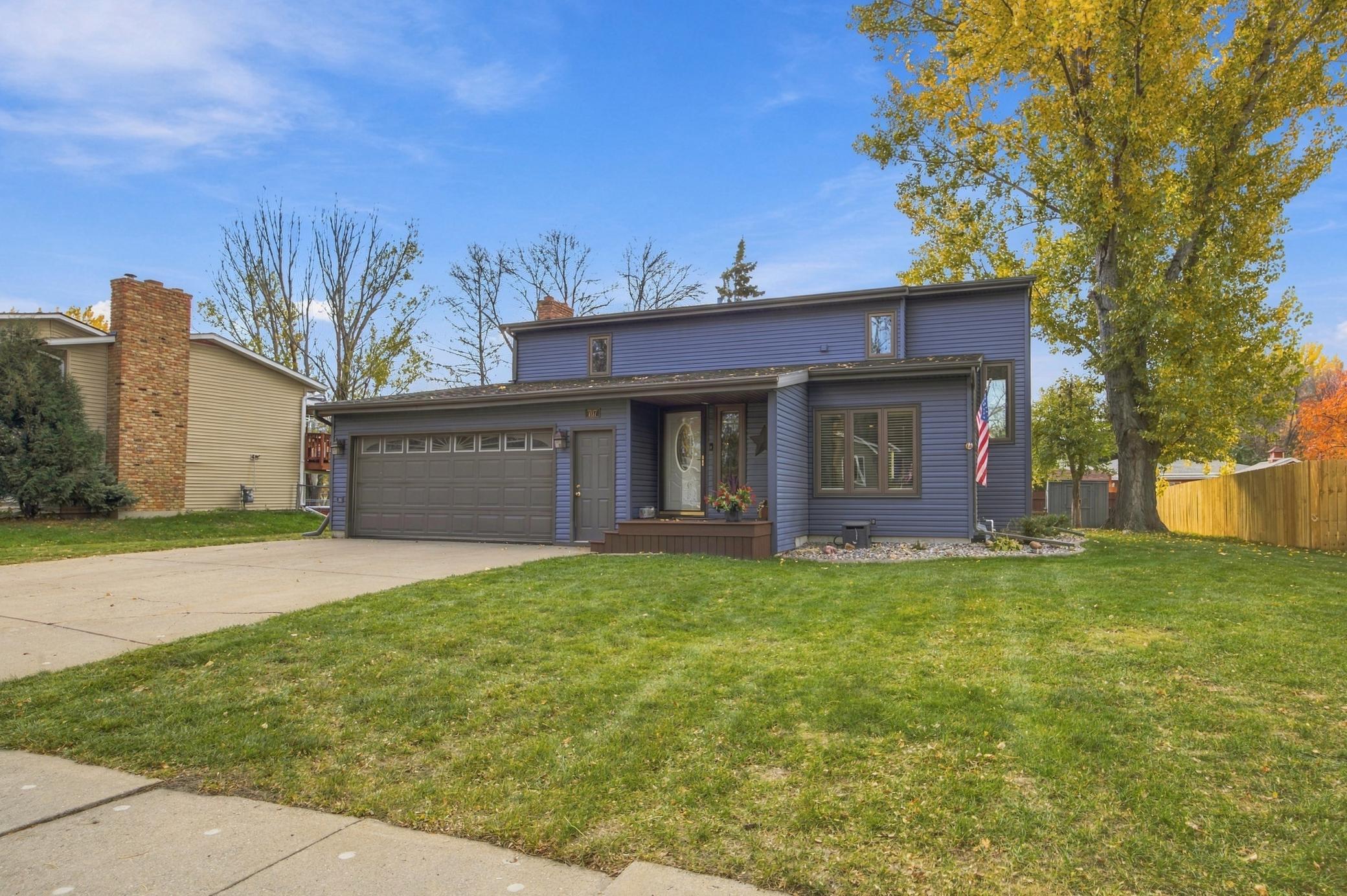 1977 single family home for sale at 707 10th Avenue E in West Fargo, ND — 3 bed, 3 bath (photo 2 of 42)
