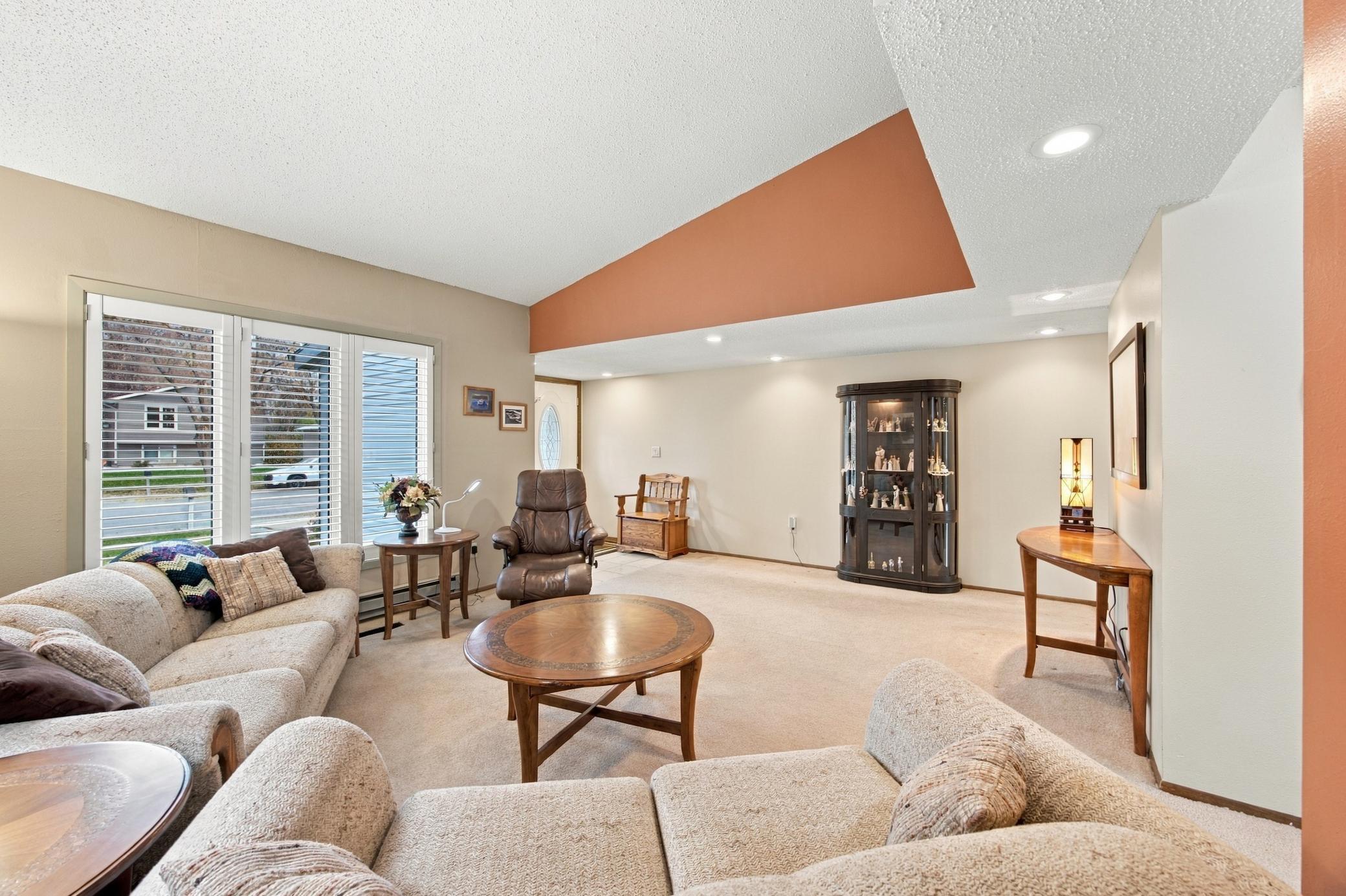 1977 single family home for sale at 707 10th Avenue E in West Fargo, ND — 3 bed, 3 bath (photo 11 of 42)