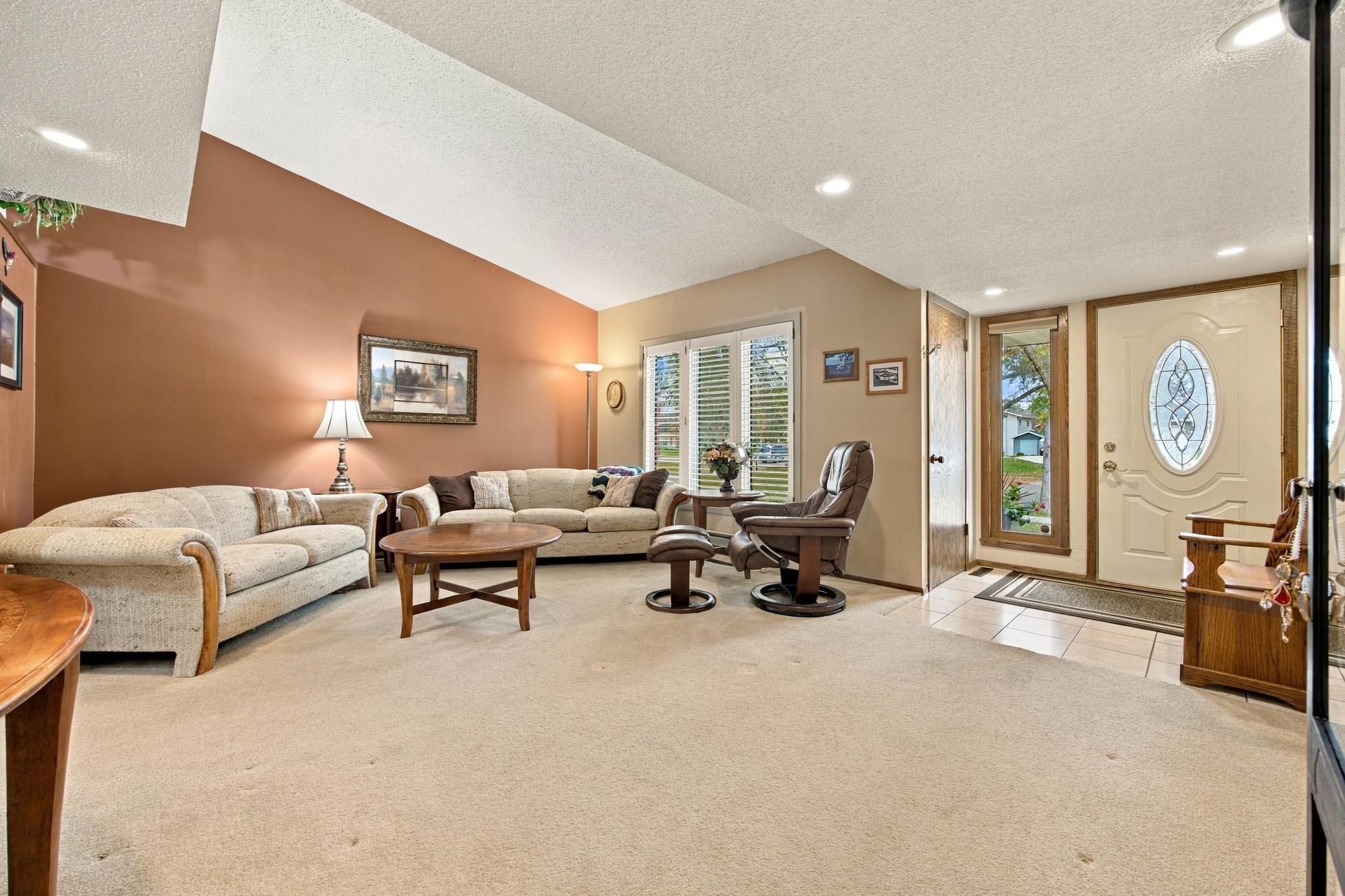 1977 single family home for sale at 707 10th Avenue E in West Fargo, ND — 3 bed, 3 bath (photo 12 of 42)
