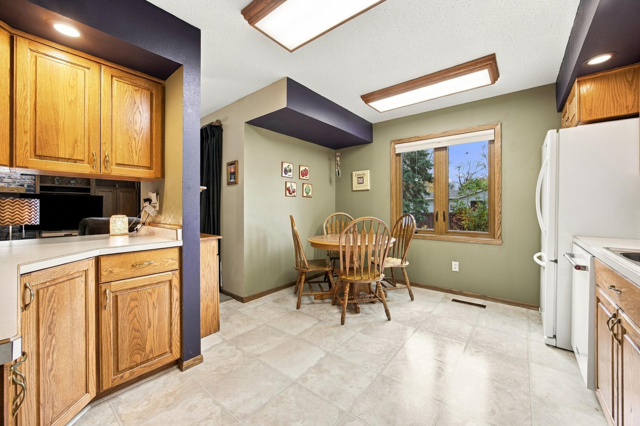 1977 single family home for sale at 707 10th Avenue E in West Fargo, ND — 3 bed, 3 bath (photo 15 of 42)