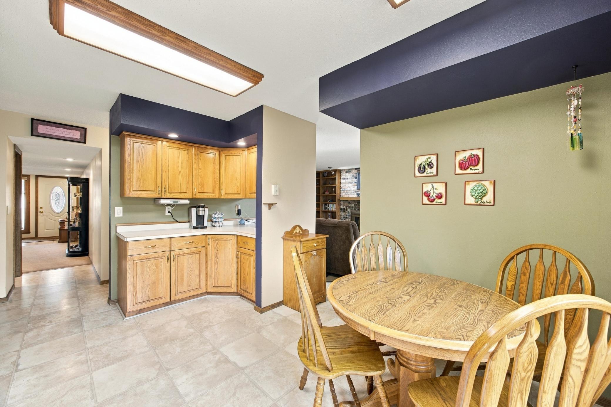 1977 single family home for sale at 707 10th Avenue E in West Fargo, ND — 3 bed, 3 bath (photo 16 of 42)