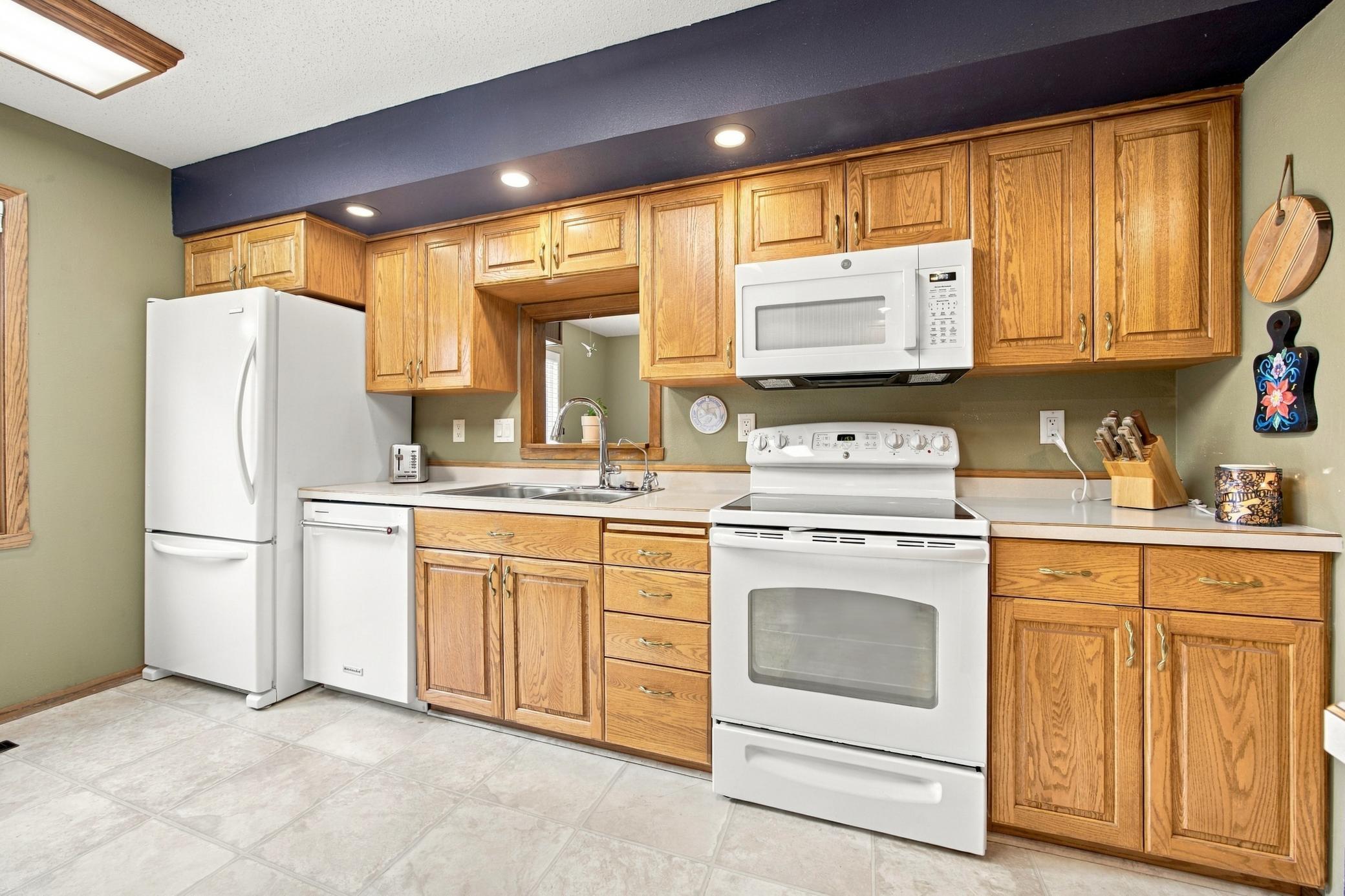 1977 single family home for sale at 707 10th Avenue E in West Fargo, ND — 3 bed, 3 bath (photo 17 of 42)